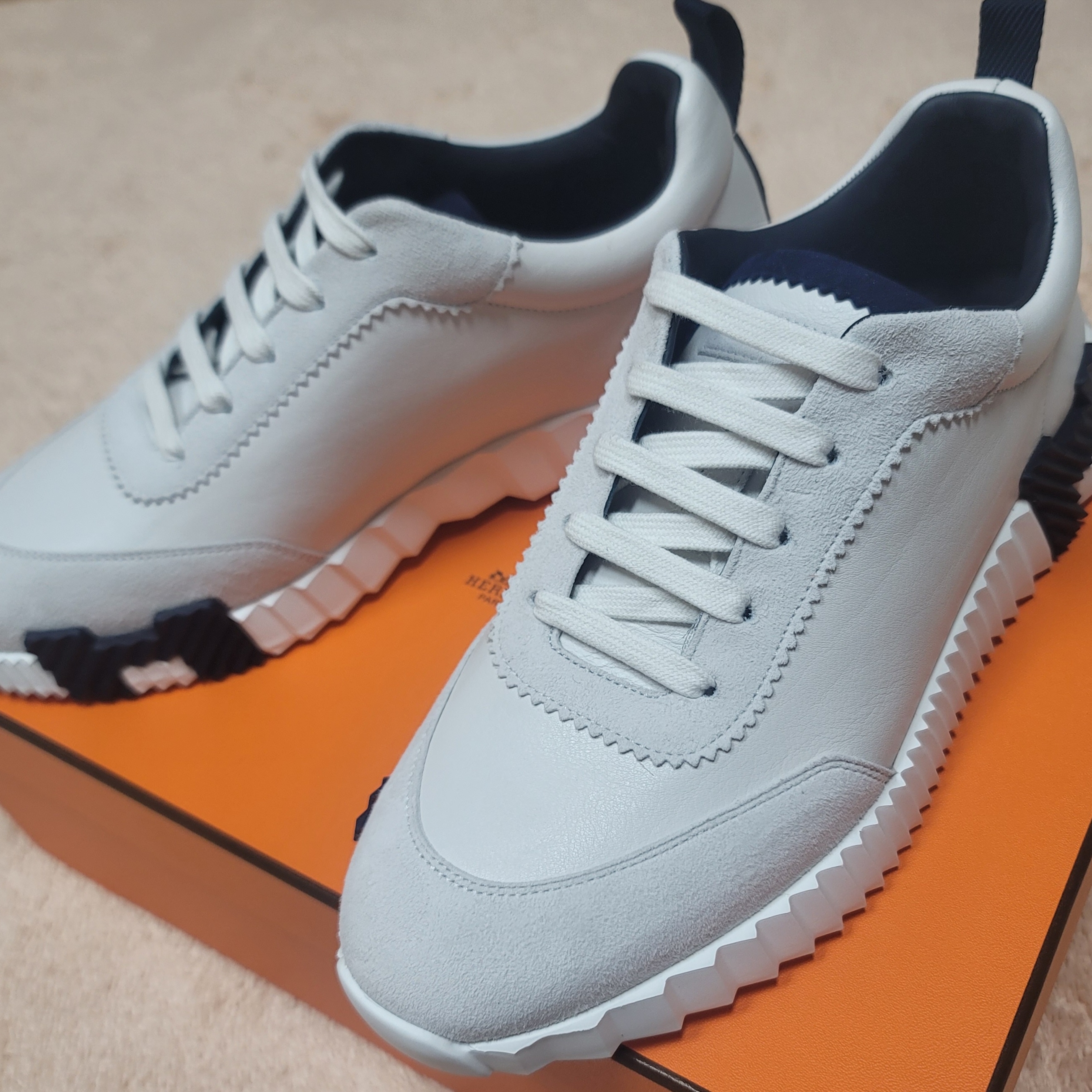 Hermes Bouncing Sneakers Calfskin Suede Goatskin & Blanc 착용 스타일