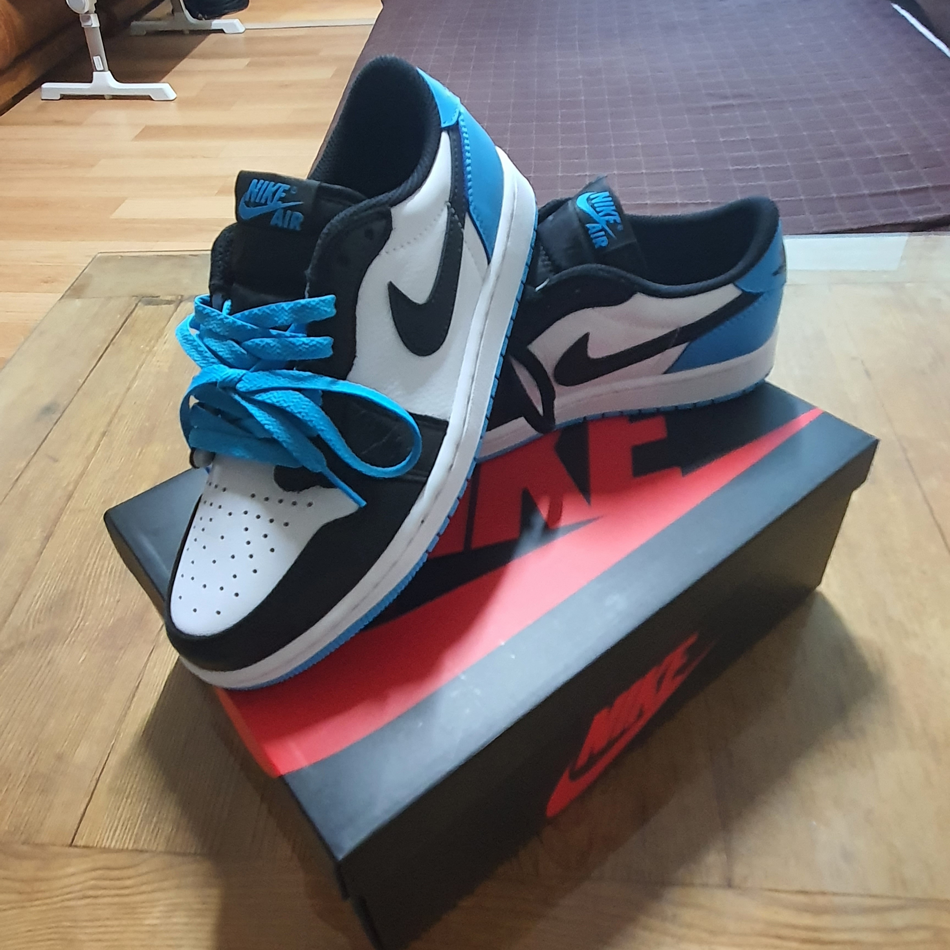 Jordan 1 x Travis Scott Retro Low OG SP Sail and Ridgerock, Jordan 1 Retro Low OG Black and Dark Powder Blue 착용 스타일 - 2
