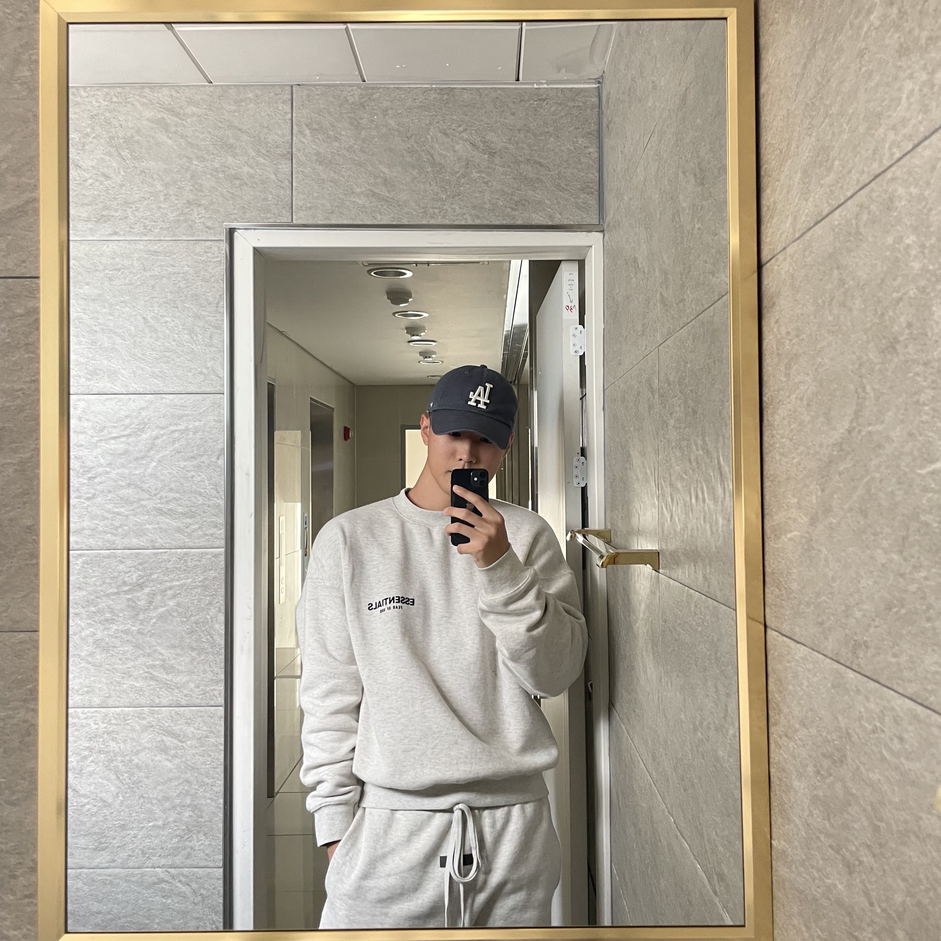 Essentials The Core Collection Crewneck Sweatshirt Light Oatmeal, Essentials The Core Collection Sweatshorts Light Oatmeal 착용 스타일