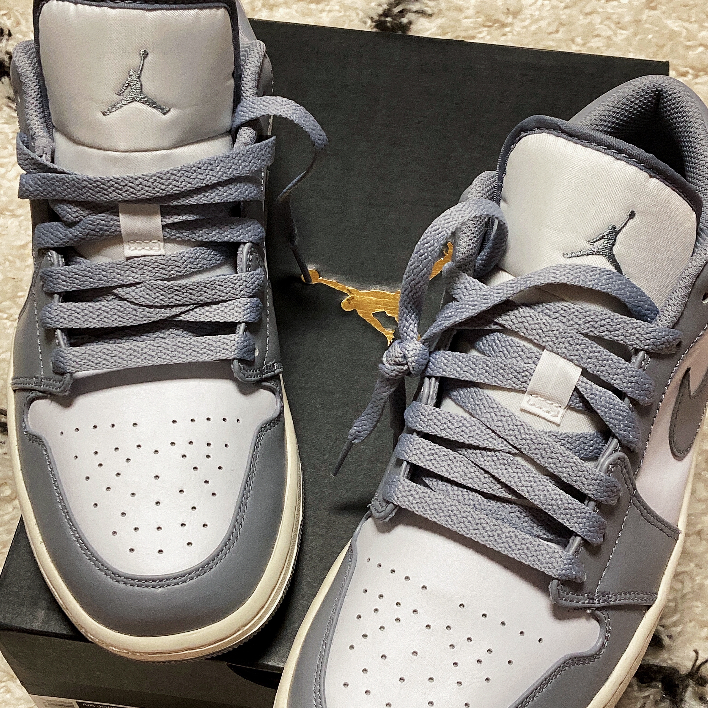 Jordan 1 Low Stealth and White 착용 스타일 - 2