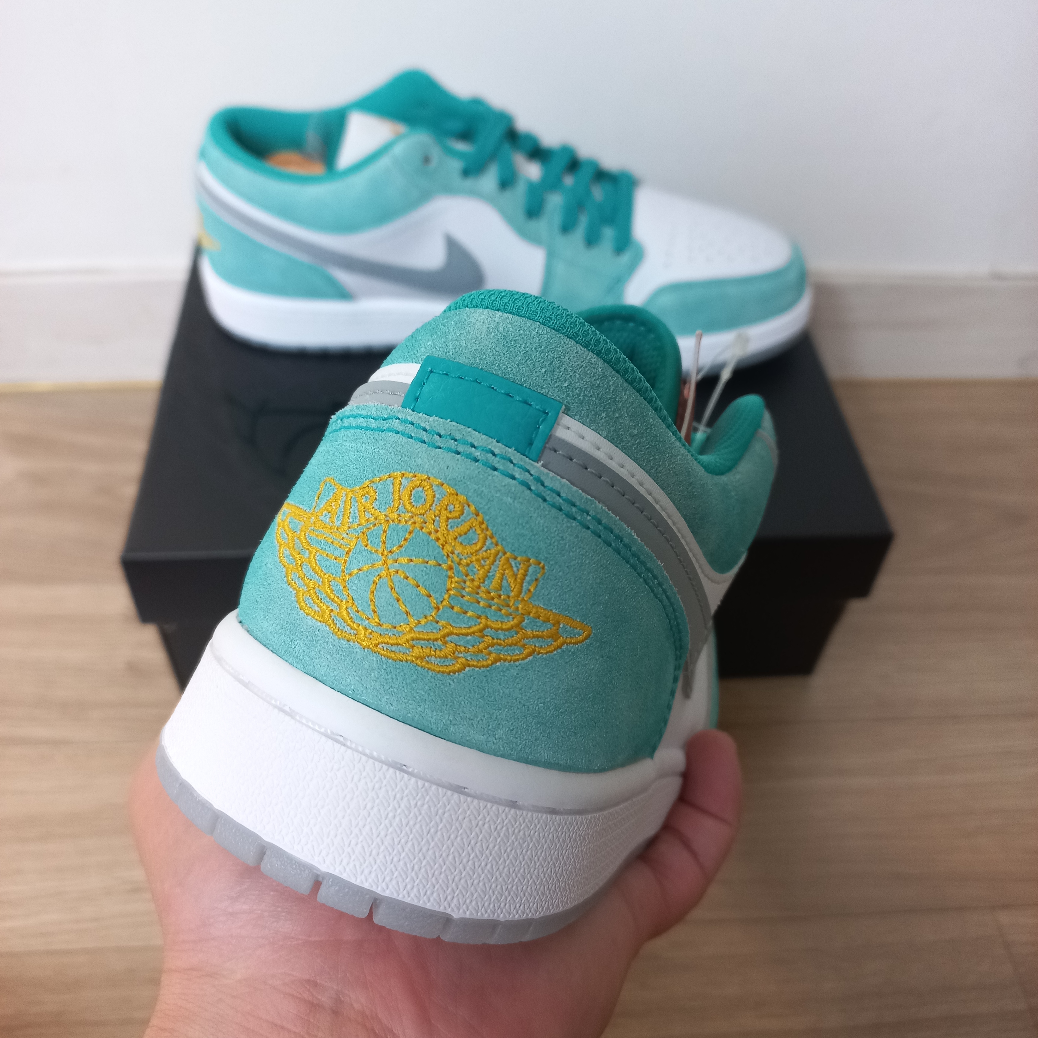 Jordan 1 Low SE New Emerald 착용 스타일 - 2