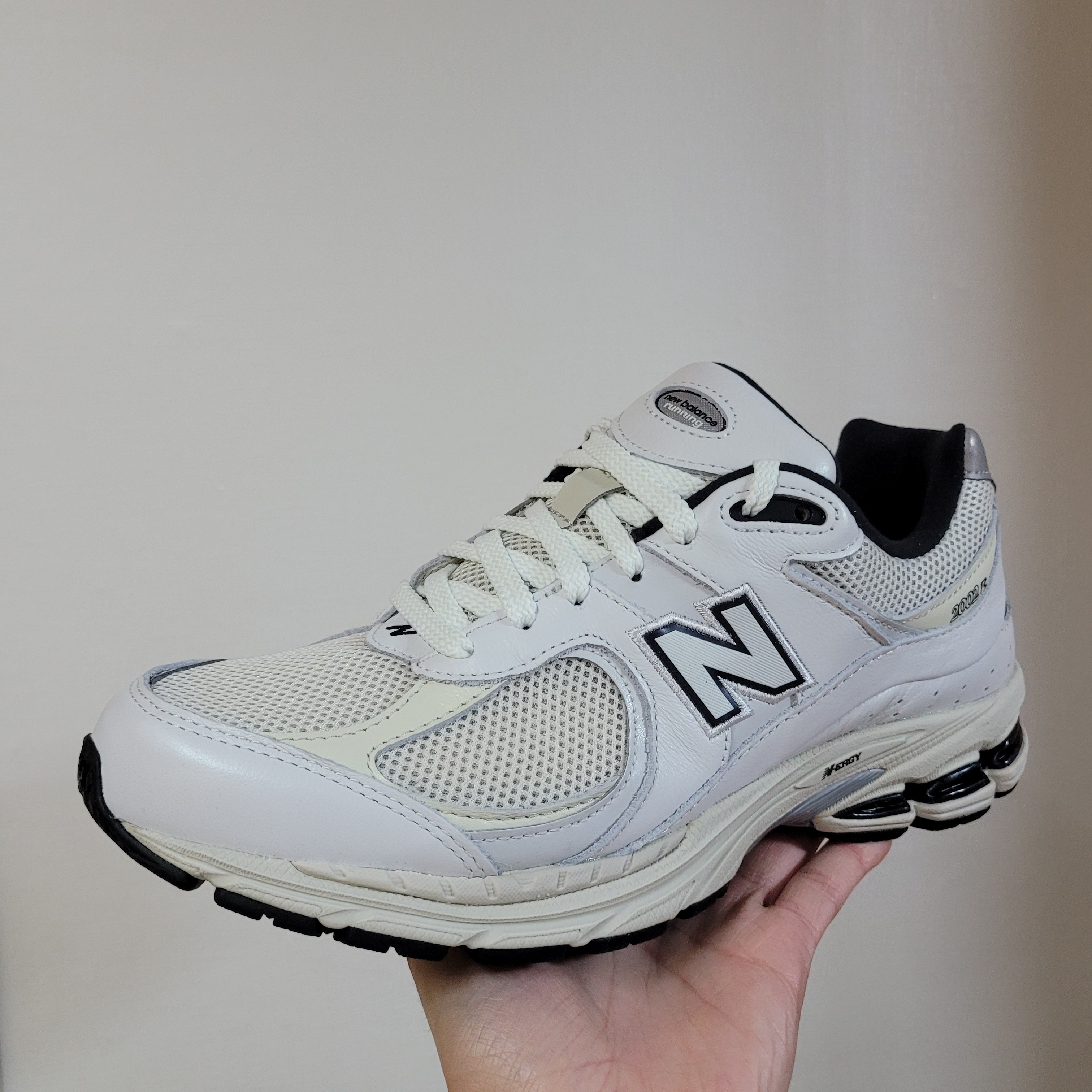New Balance 2002R White, New Balance 990v3 Made in USA Sea Salt 착용 스타일 - 1