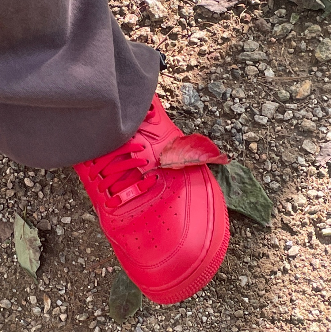 Nike Air Force 1 '07 LV8 Low 1 Triple Red 착용 스타일