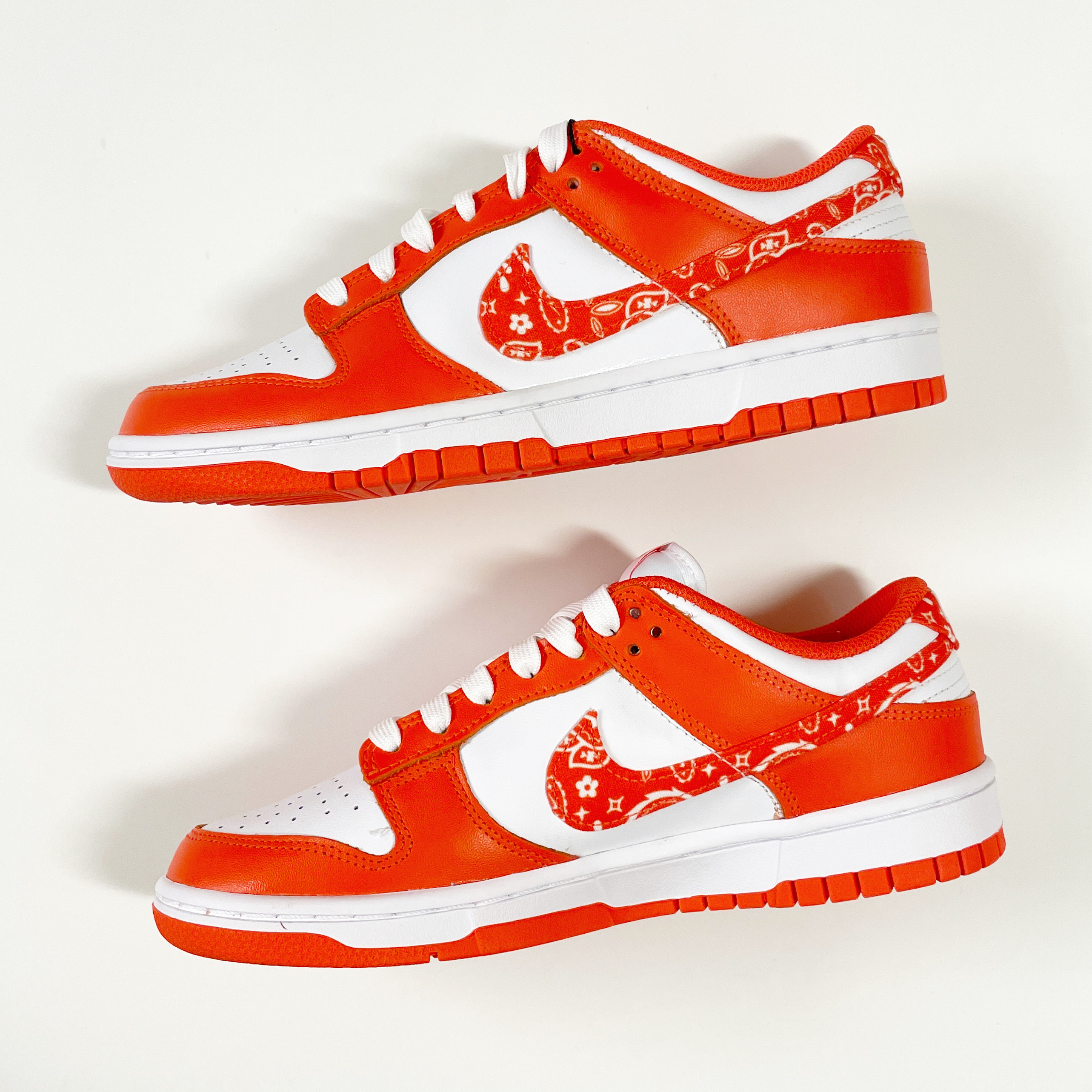 (W) Nike Dunk Low Essential Orange Paisley 착용 스타일 - 2