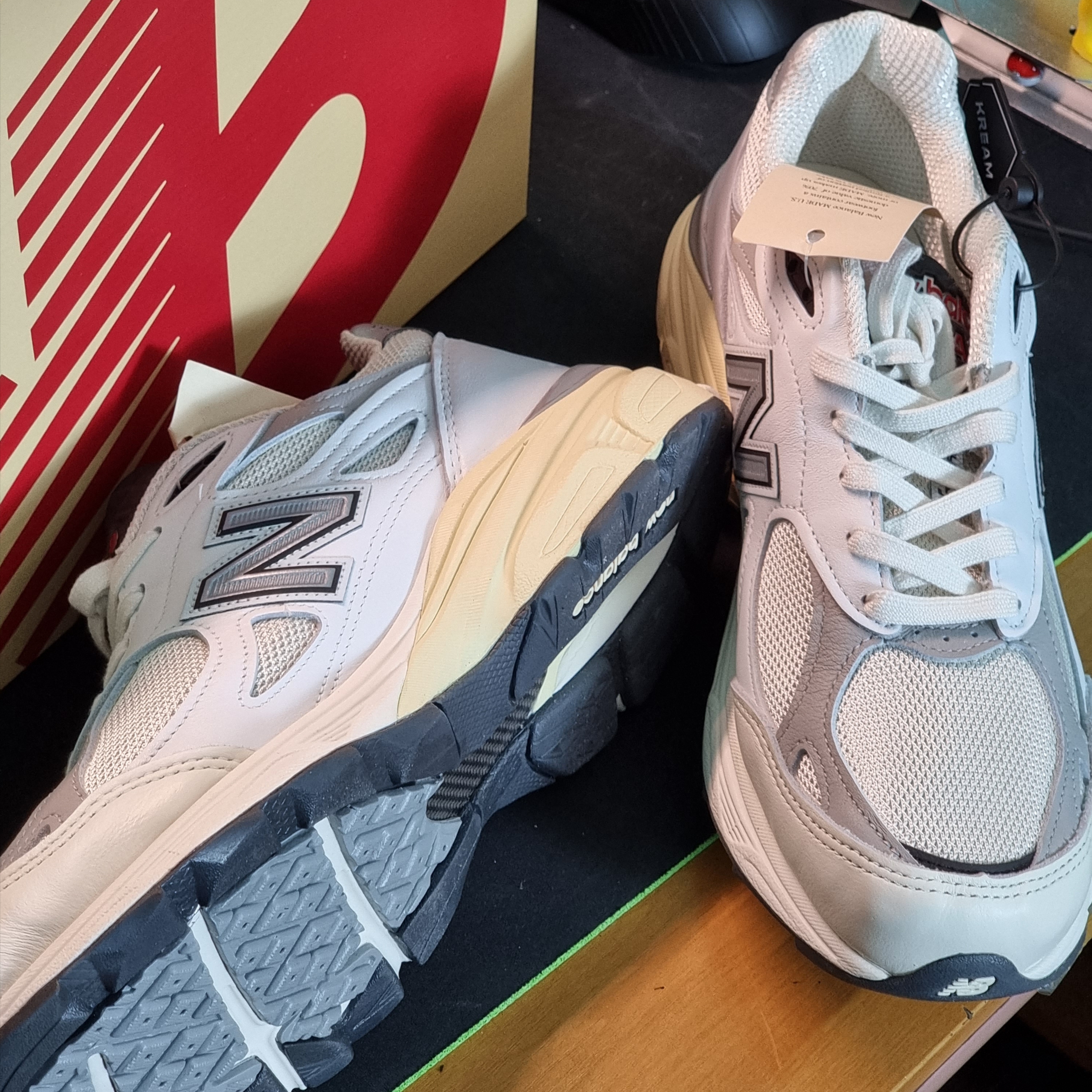 New Balance 990v3 Made in USA Sea Salt 착용 스타일 - 3
