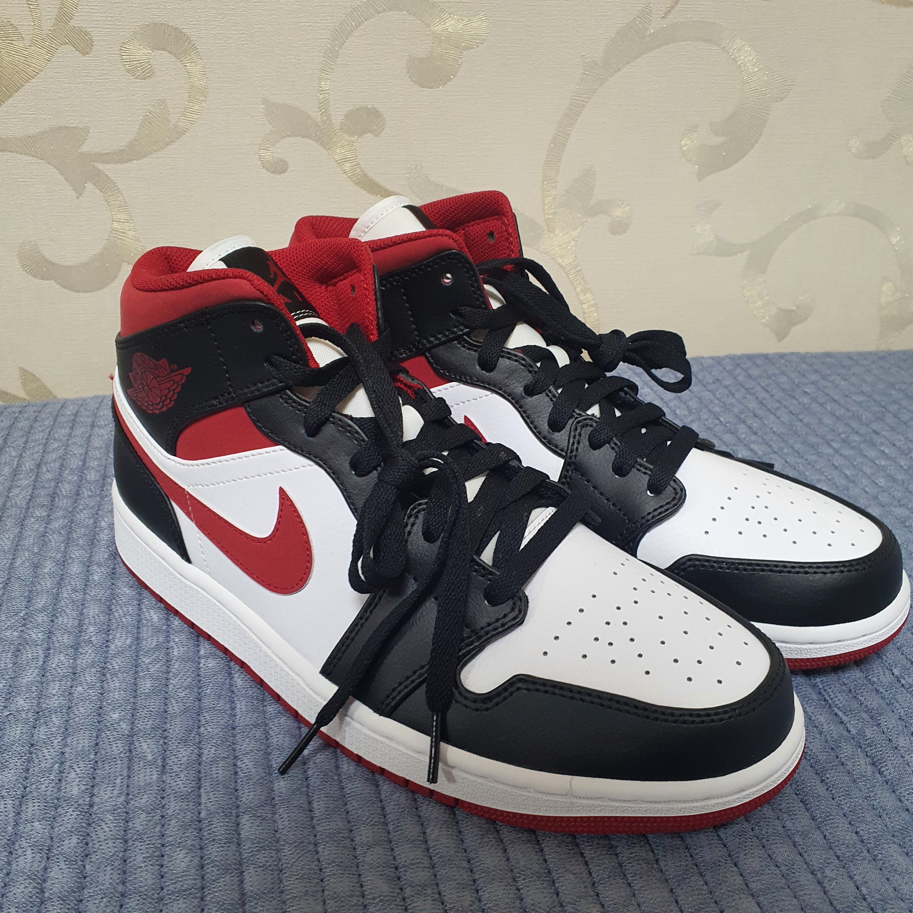 Jordan 1 Mid Gym Red Black White 착용 스타일 - 2