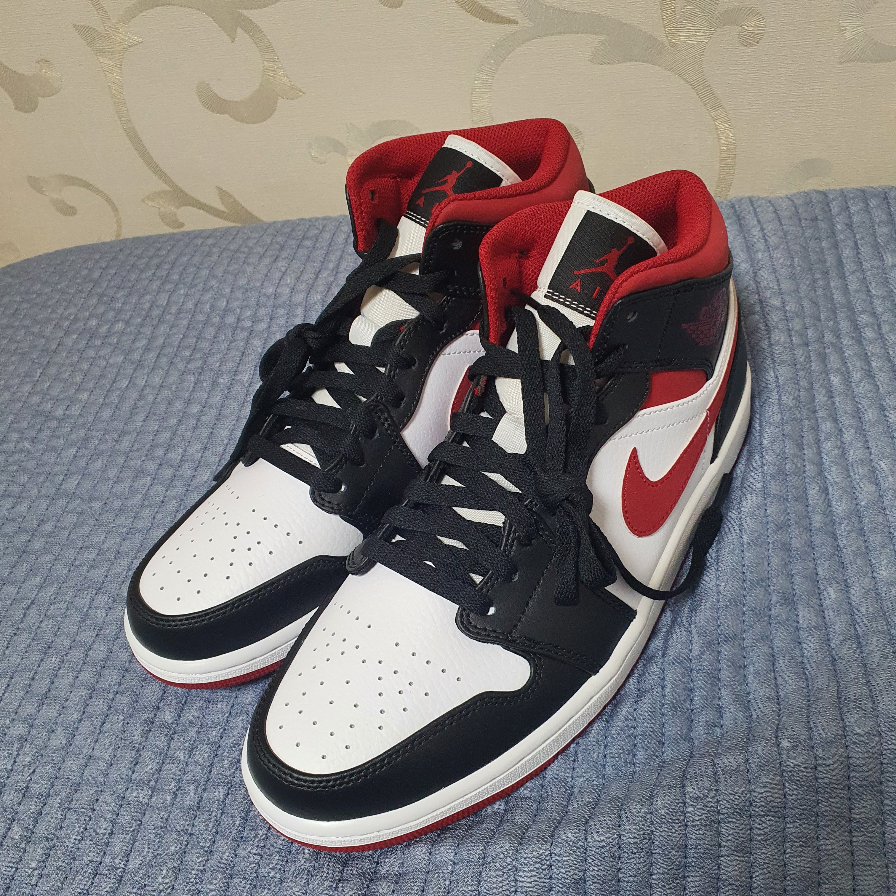 Jordan 1 Mid Gym Red Black White 착용 스타일 - 3