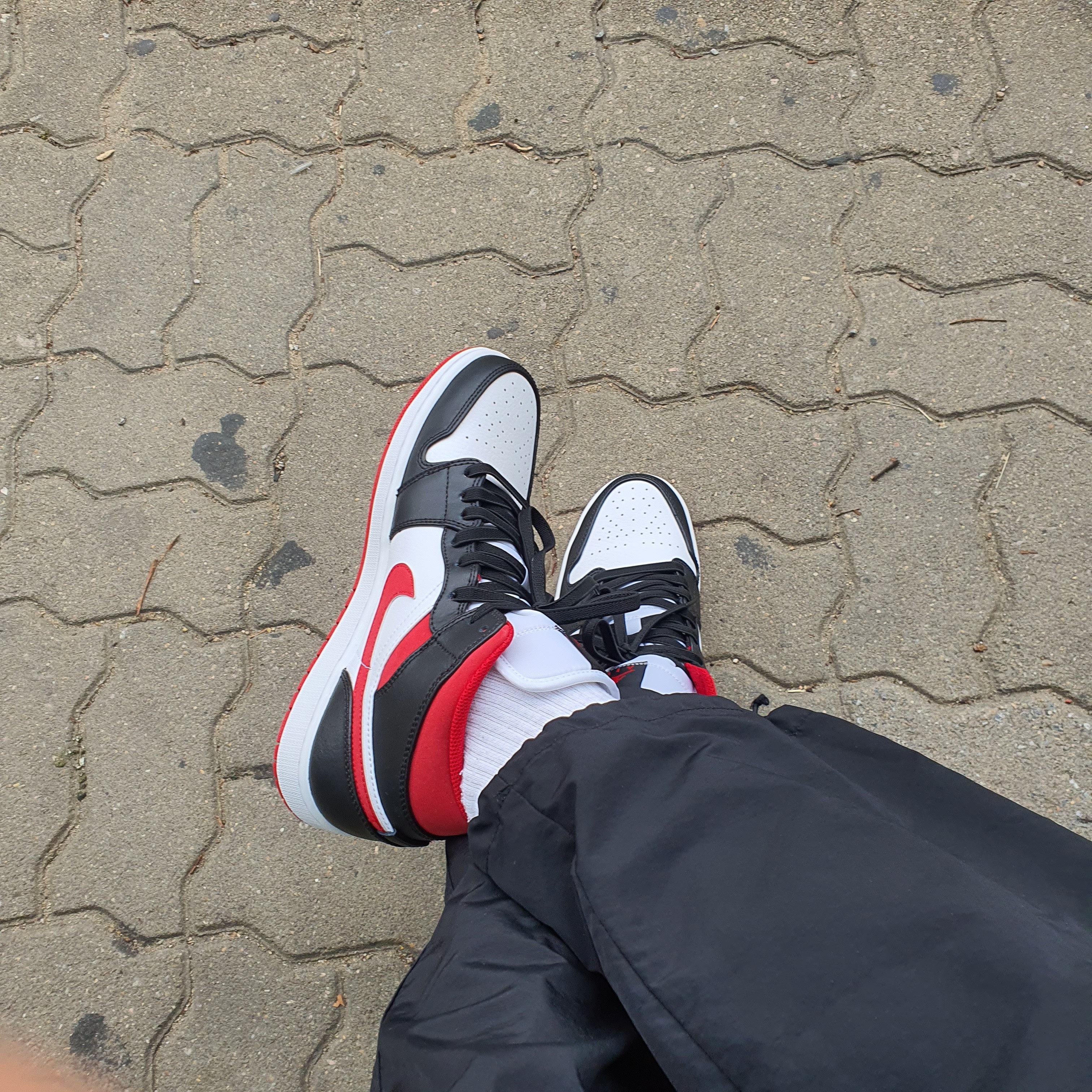 Jordan 1 Mid Gym Red Black White 착용 스타일 - 4