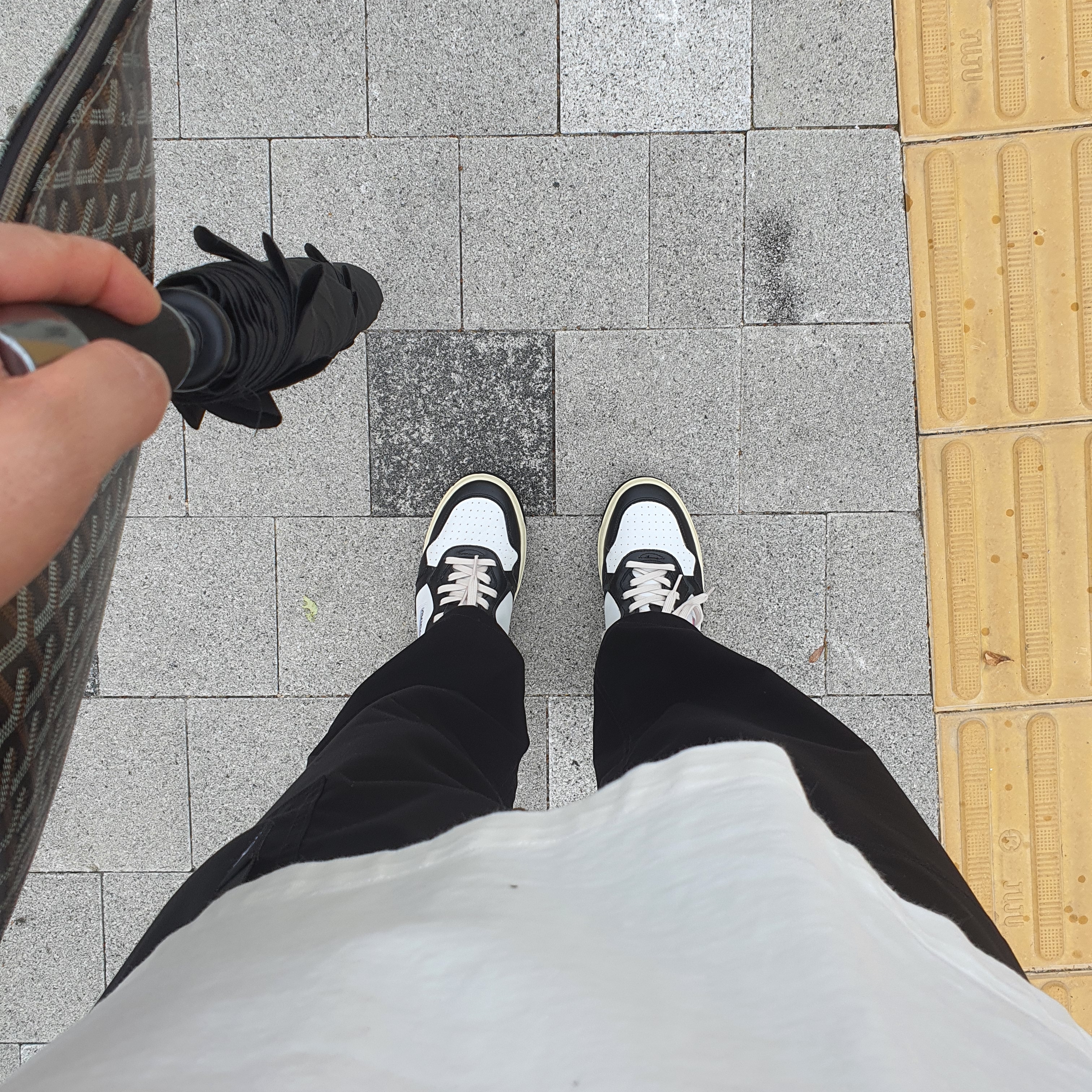 Autry Medalist Low Leather Sneakers Black White, Jil Sander Logo T-Shirt Natural - 22SS 착용 스타일 - 2