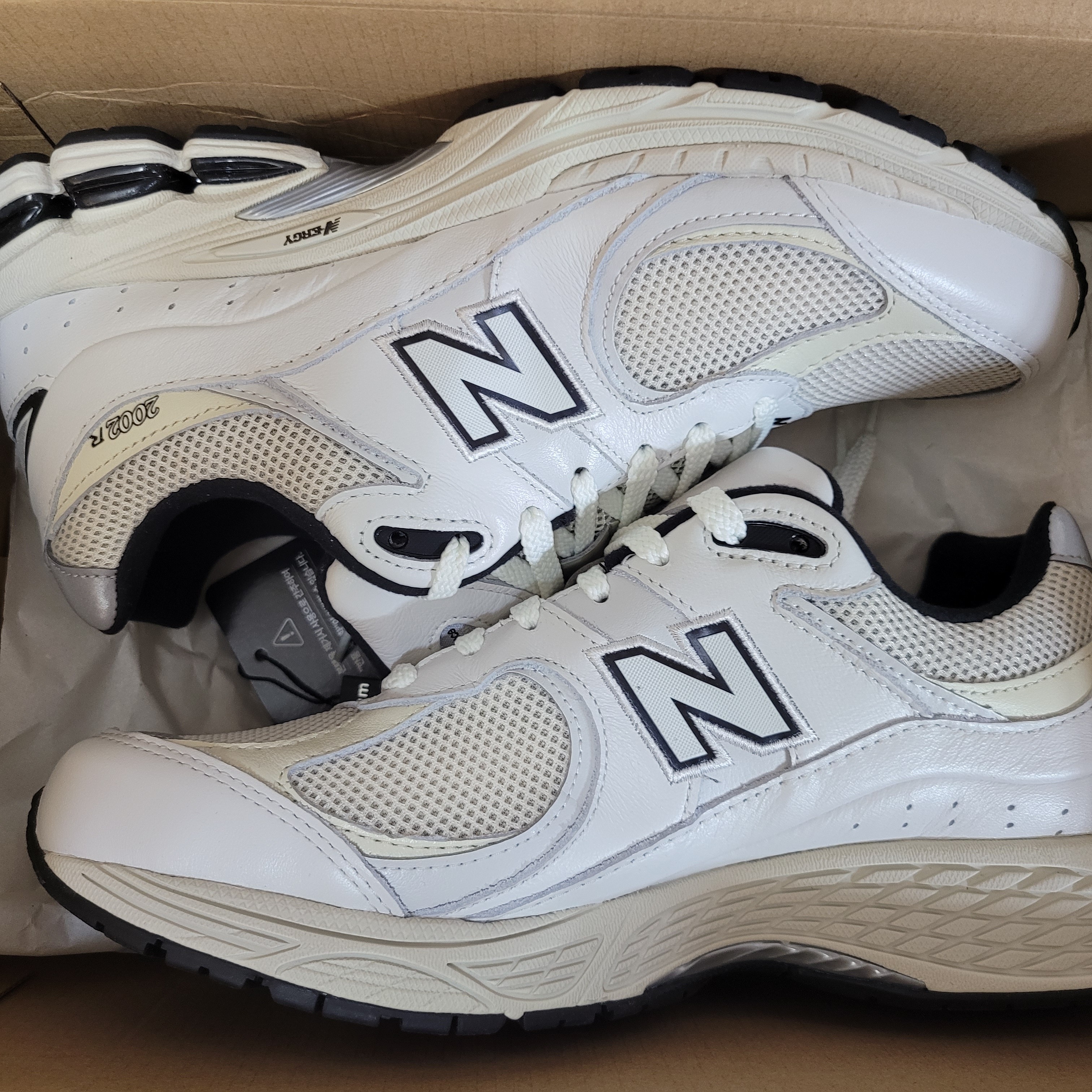New Balance 2002R White, New Balance 990v3 Made in USA Sea Salt 착용 스타일 - 2