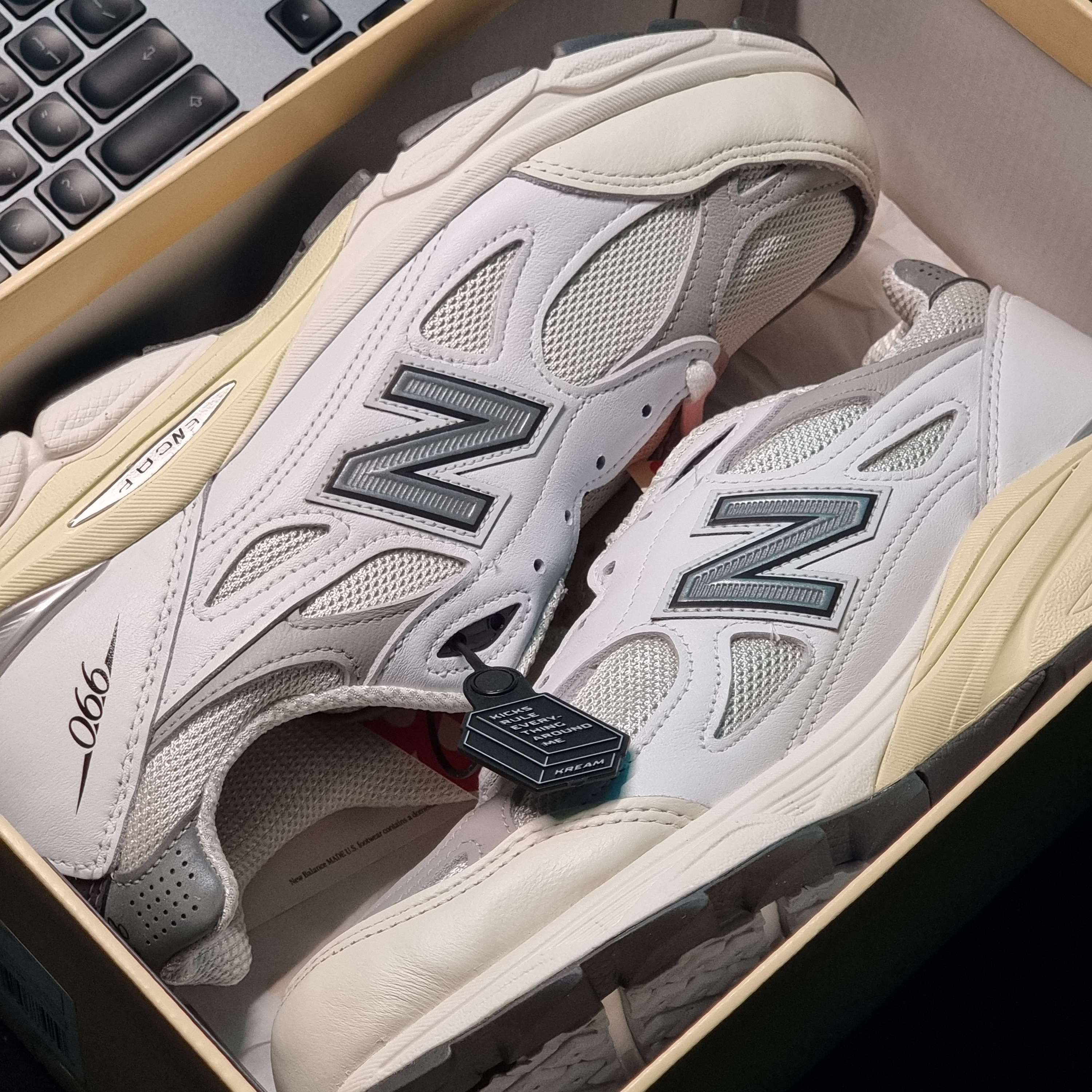 New Balance 990v3 Made in USA Sea Salt 착용 스타일 - 1
