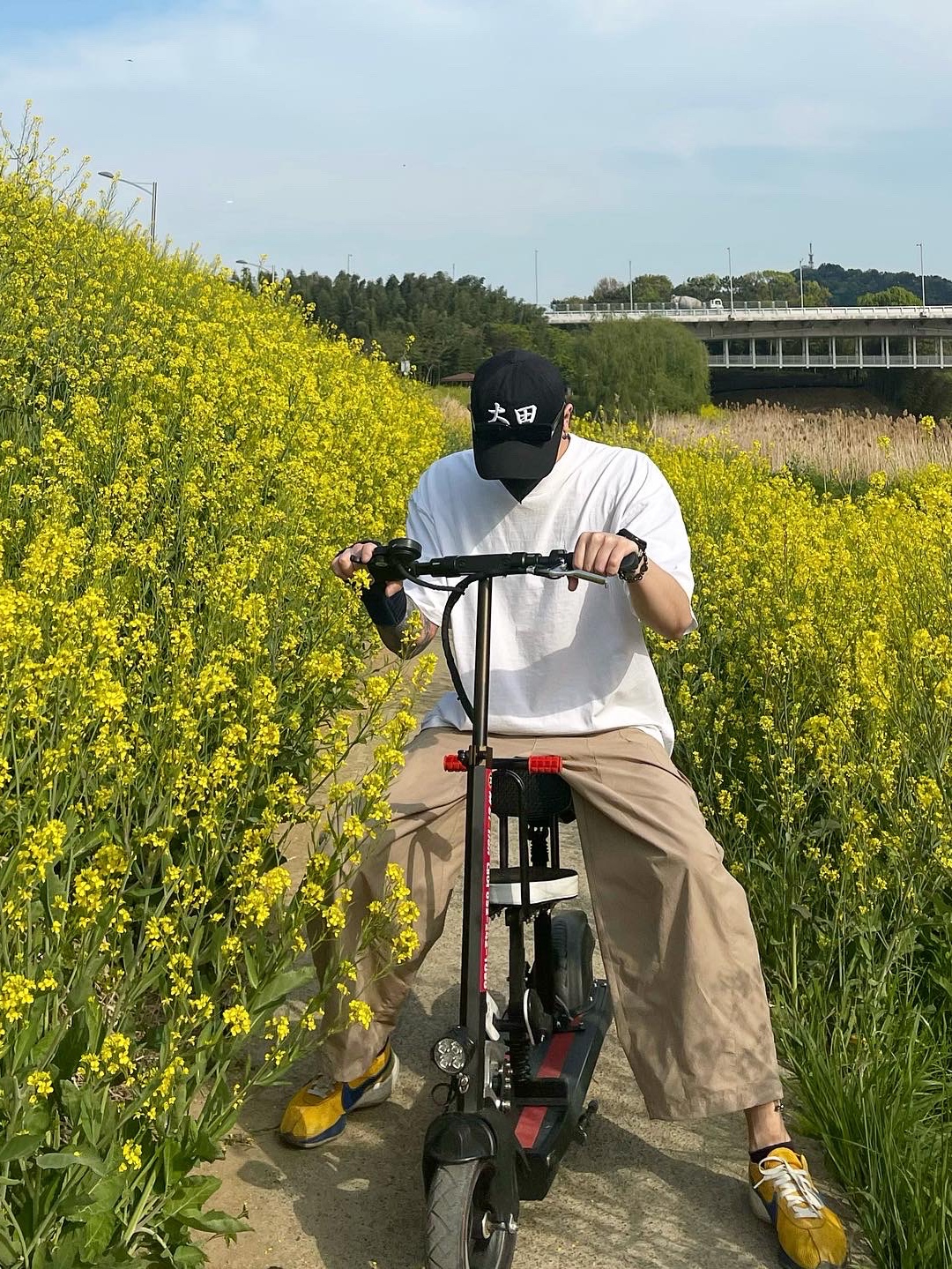 Darkr8m Studio x All Eyes Down Daejeon White Logo Cap, Nike Moon Racer Yellow Ochre Gym Blue 착용 스타일 - 2