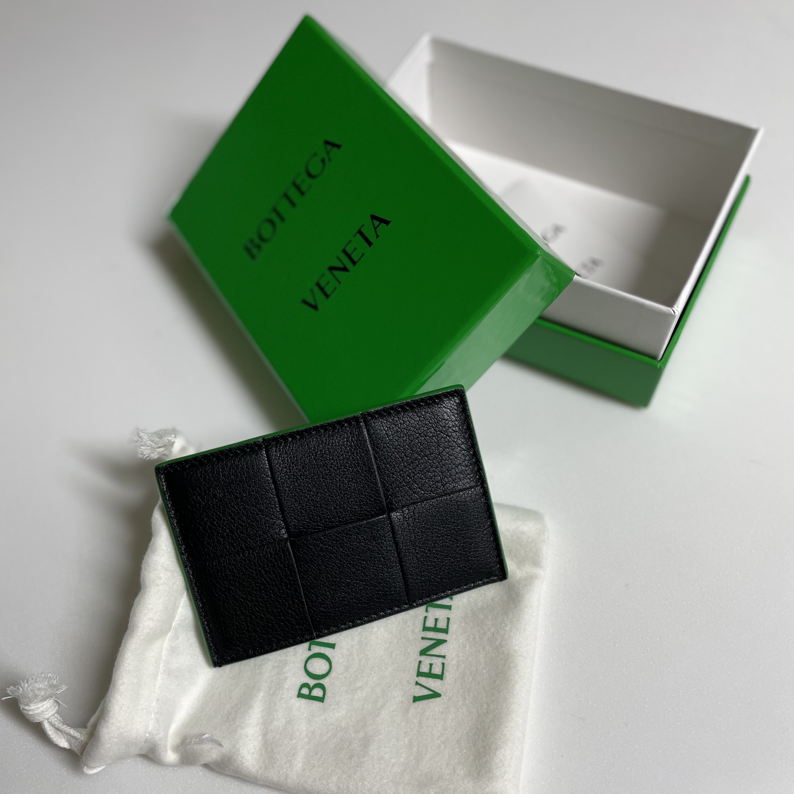 Bottega Veneta Leather Credit Card Case Black Parakeet 착용 스타일