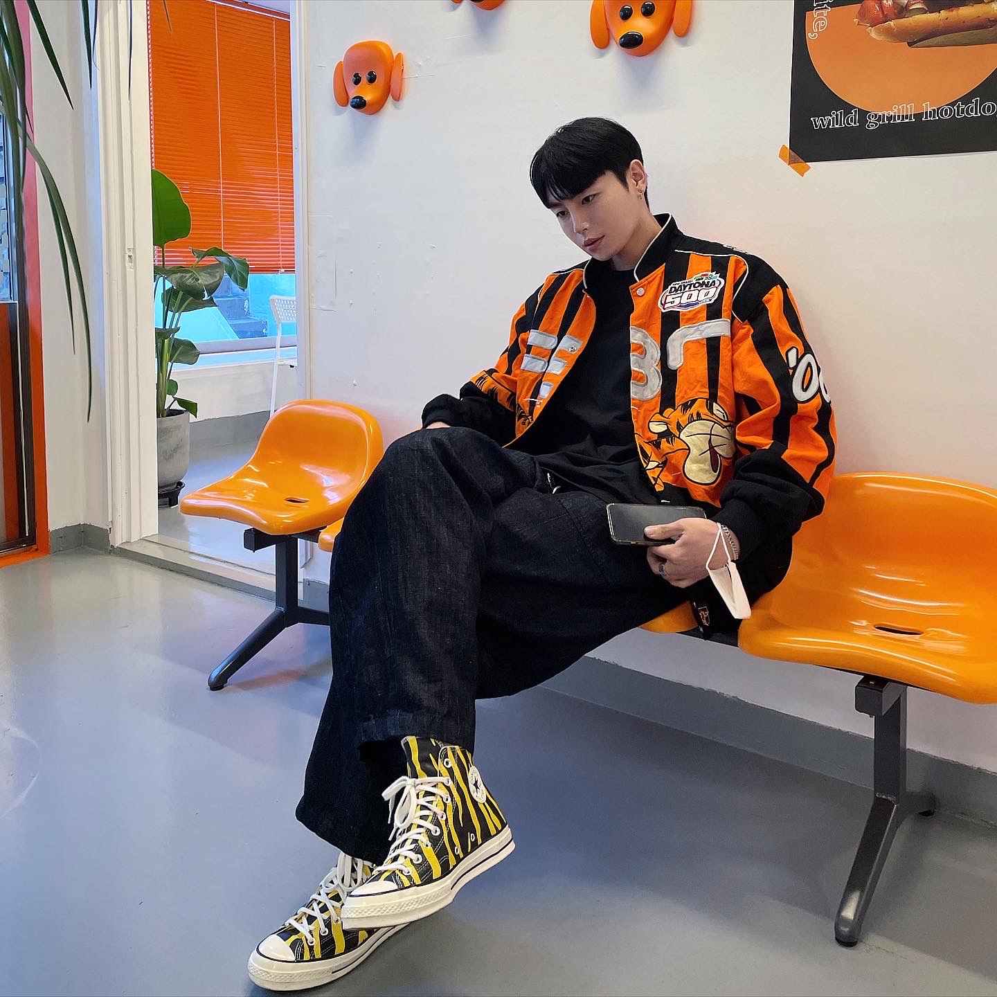 Converse Chuck 70 High Archive Print Vivid Sulfur 착용 스타일 - 1