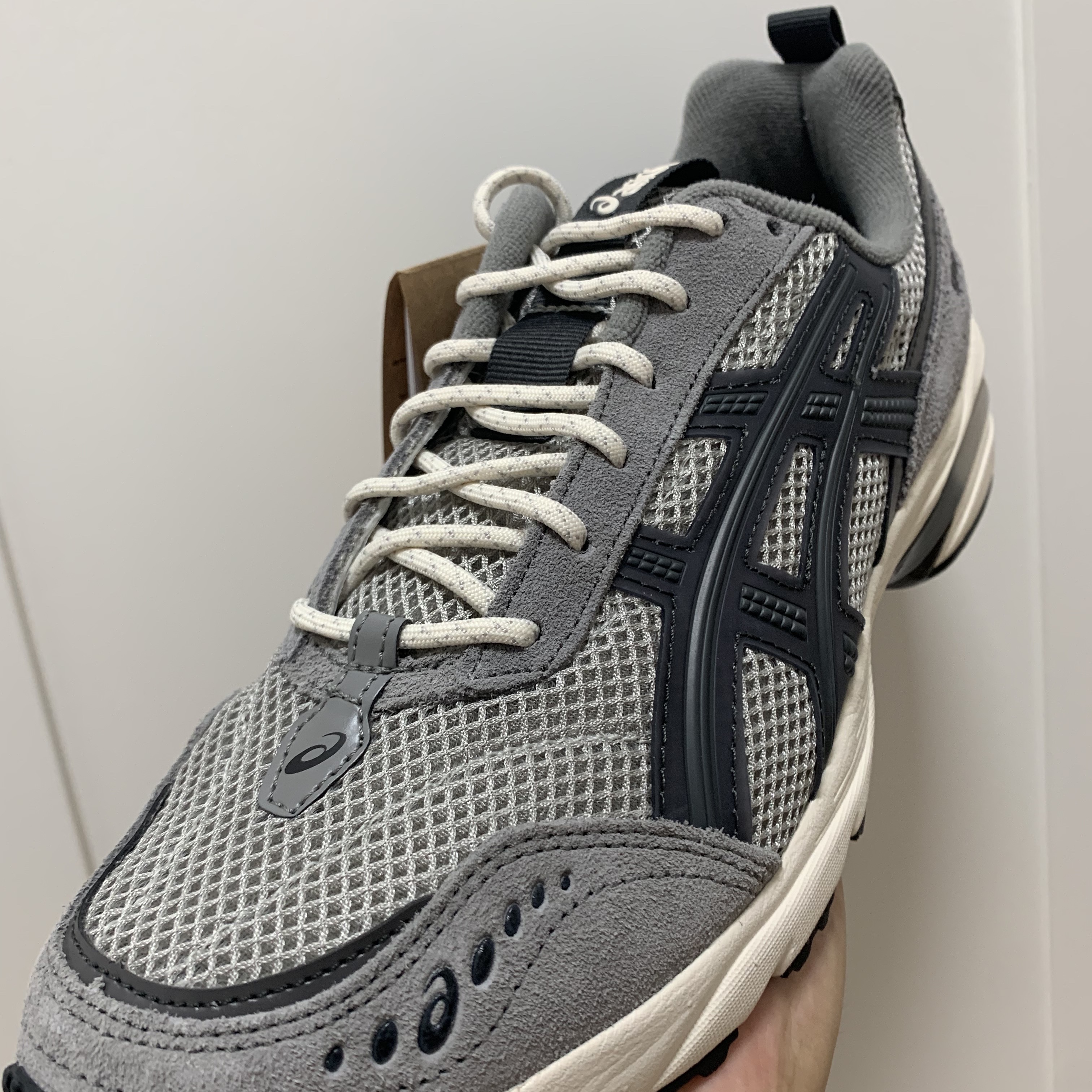 Asics Gel-1090 V2 Oyster Grey 착용 스타일