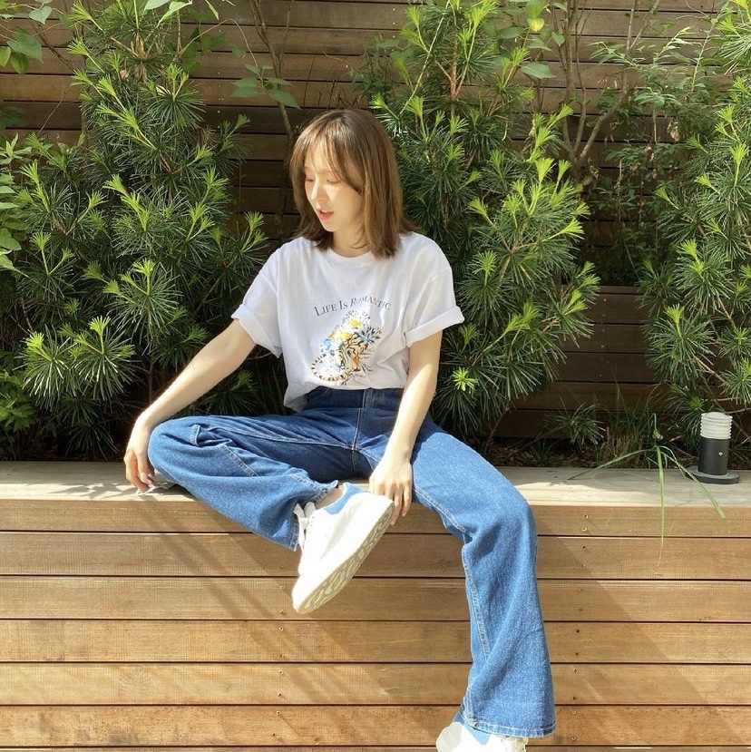 (W) Alexander McQueen Oversized Sneakers White Powder Blue 착용 스타일 - 2