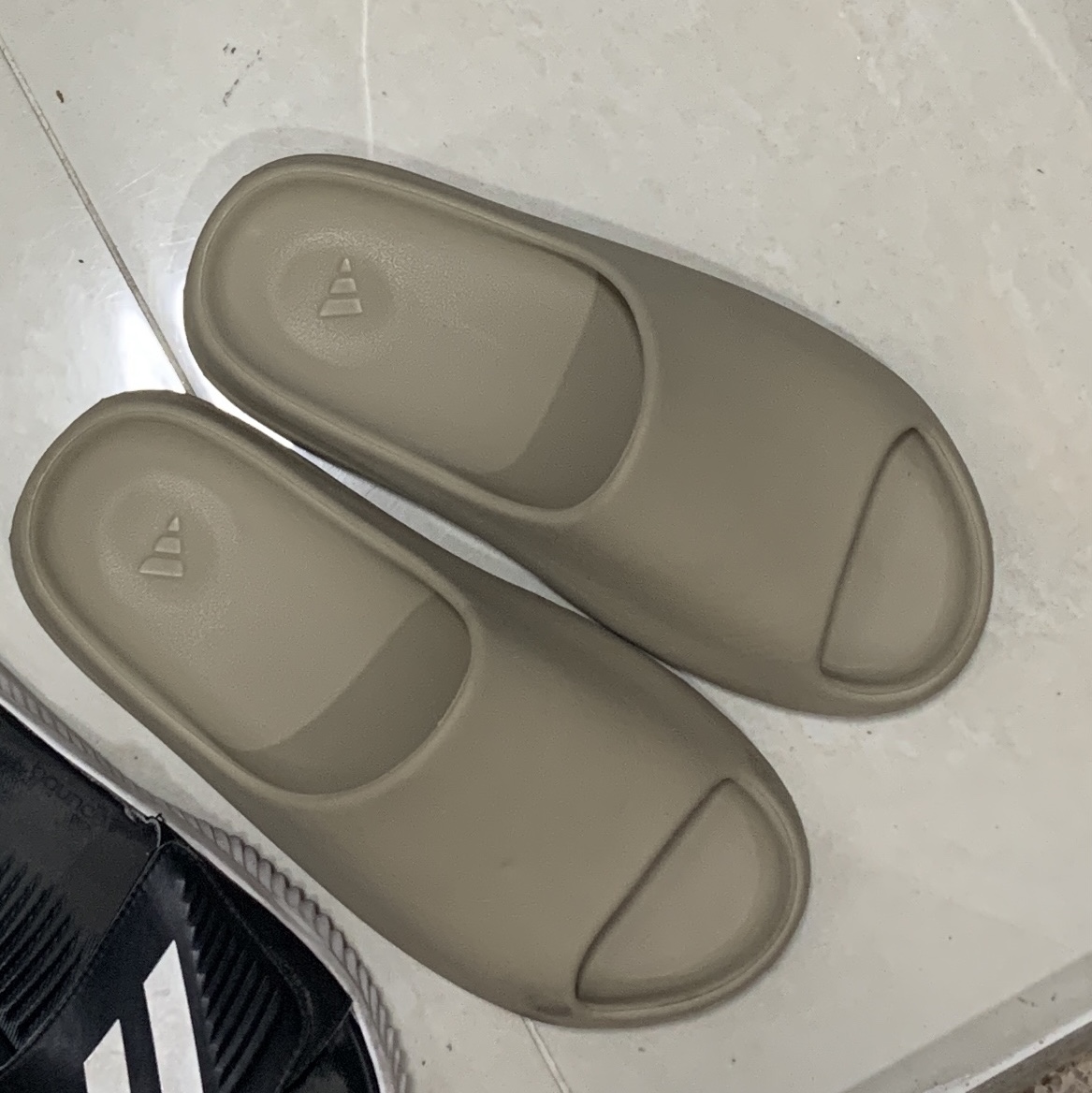 Adidas Yeezy Slide Pure - Re-Release Ver. 착용 스타일