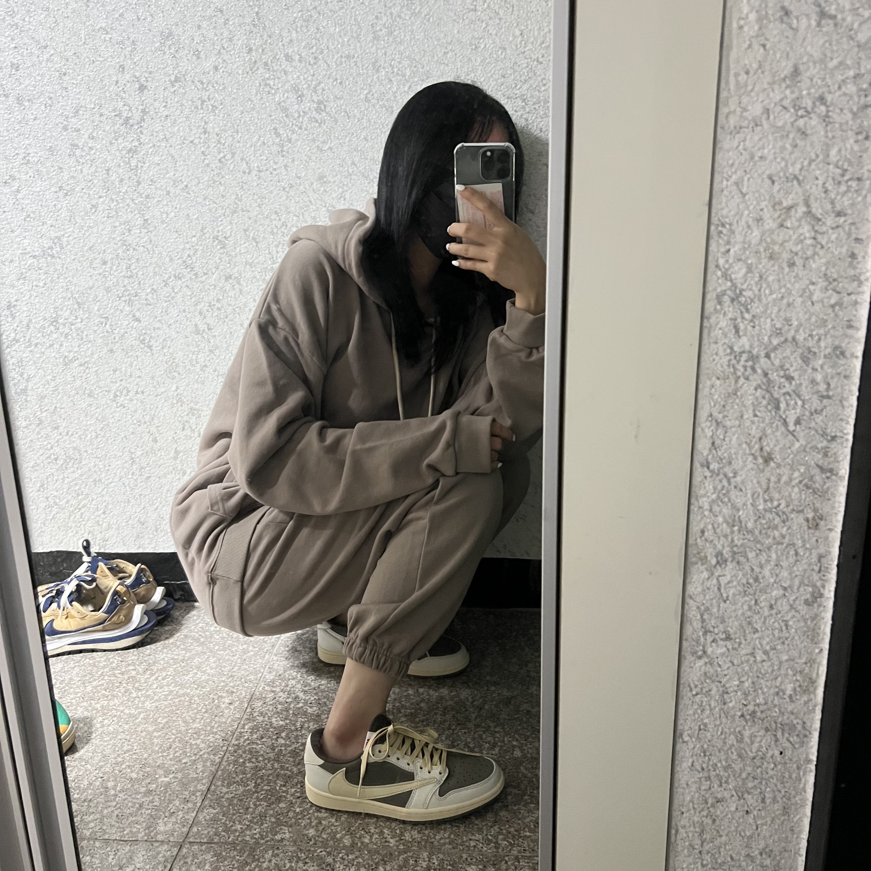 Jordan 1 x Travis Scott Retro Low OG SP Sail and Ridgerock 착용 스타일