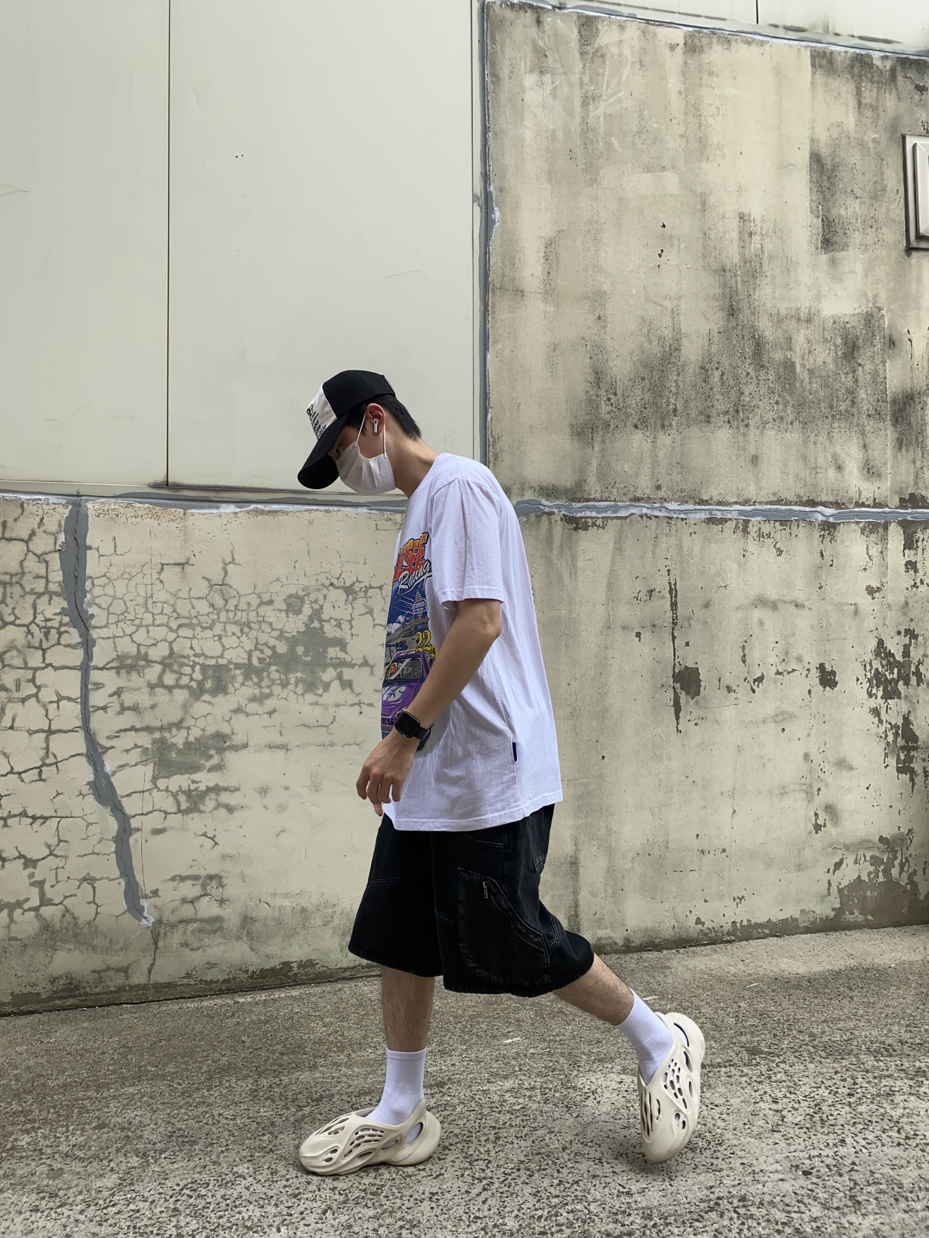 Adidas Yeezy Foam RNNR Sand 착용 스타일 - 3