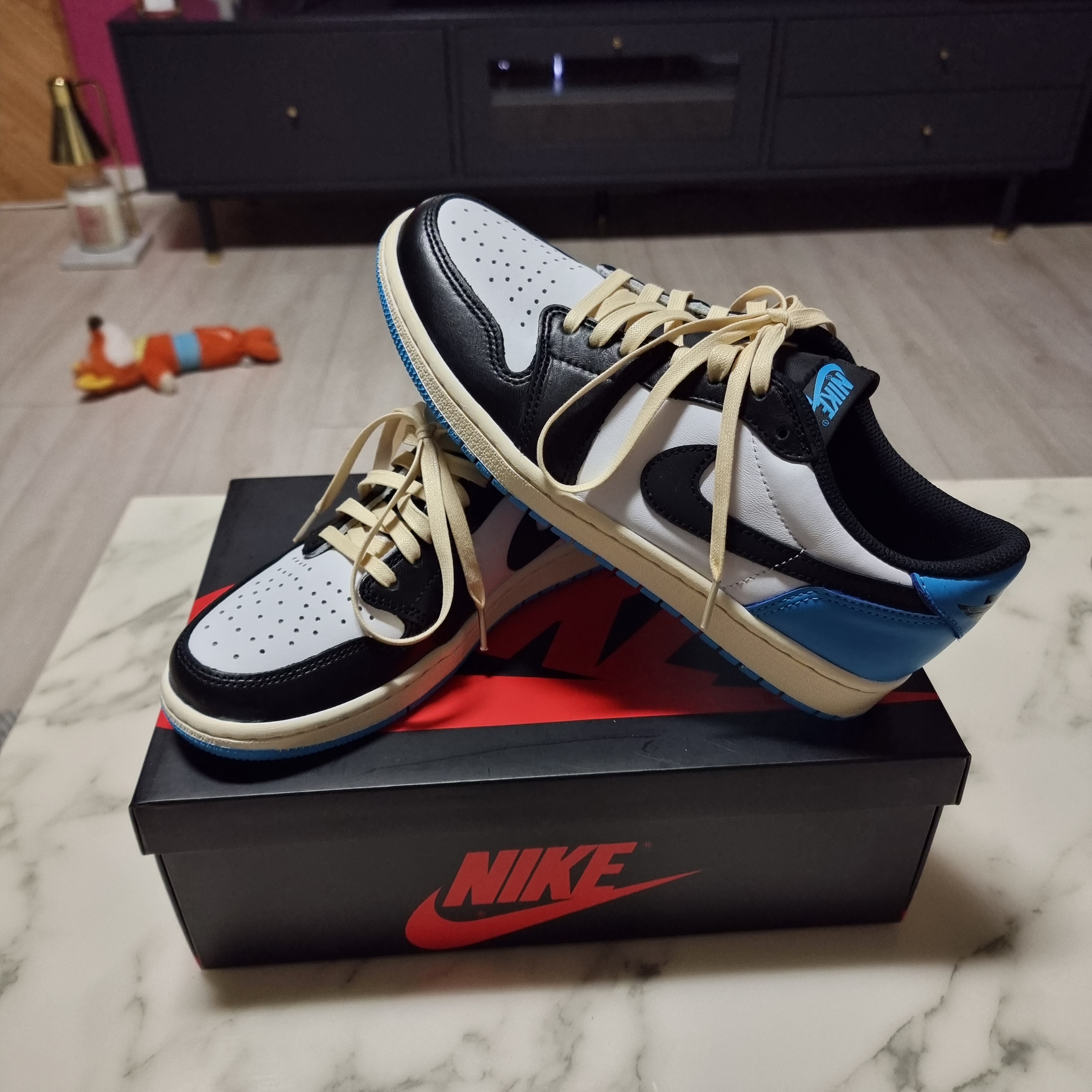 Jordan 1 Retro Low OG Black and Dark Powder Blue 착용 스타일 - 1