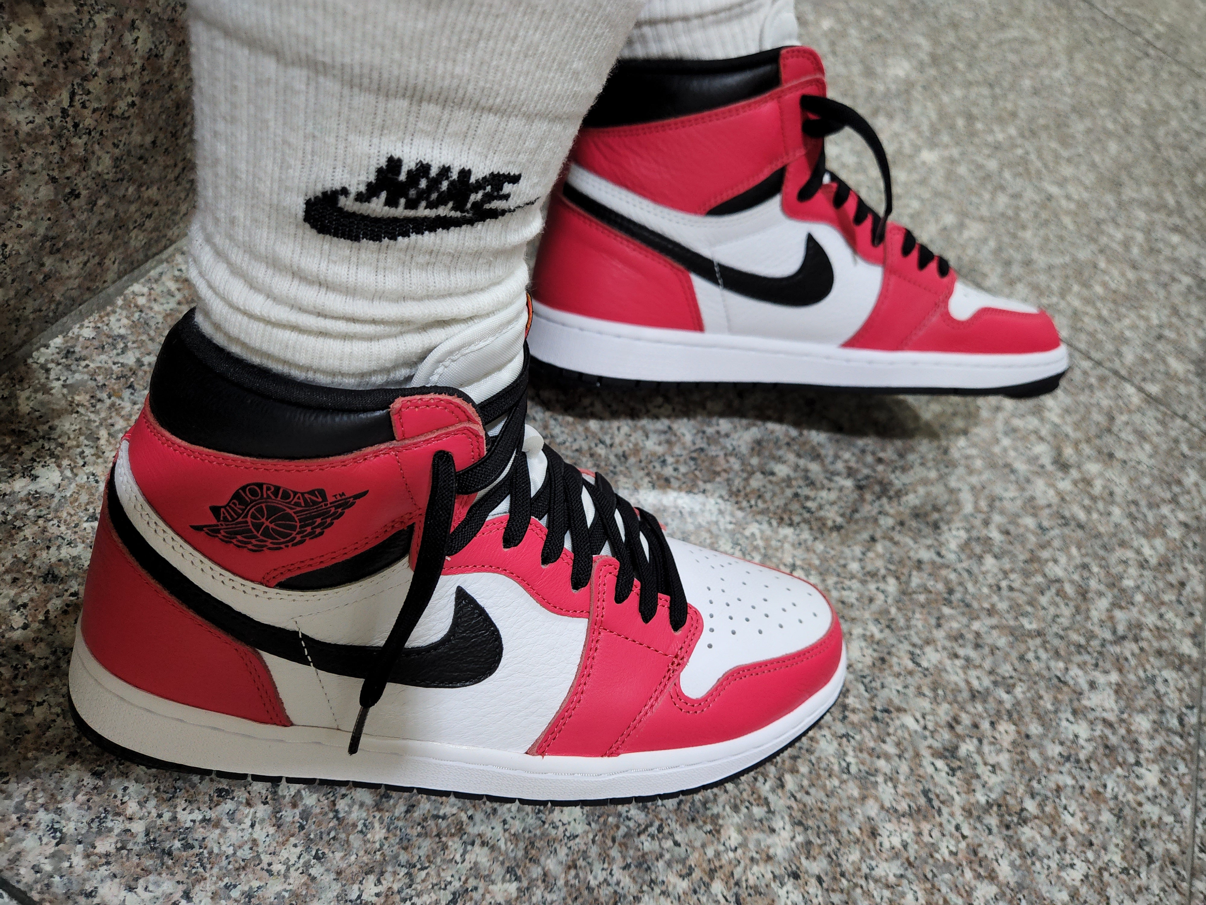 Jordan 1 Retro High OG Light Fusion Red 착용 스타일 - 3