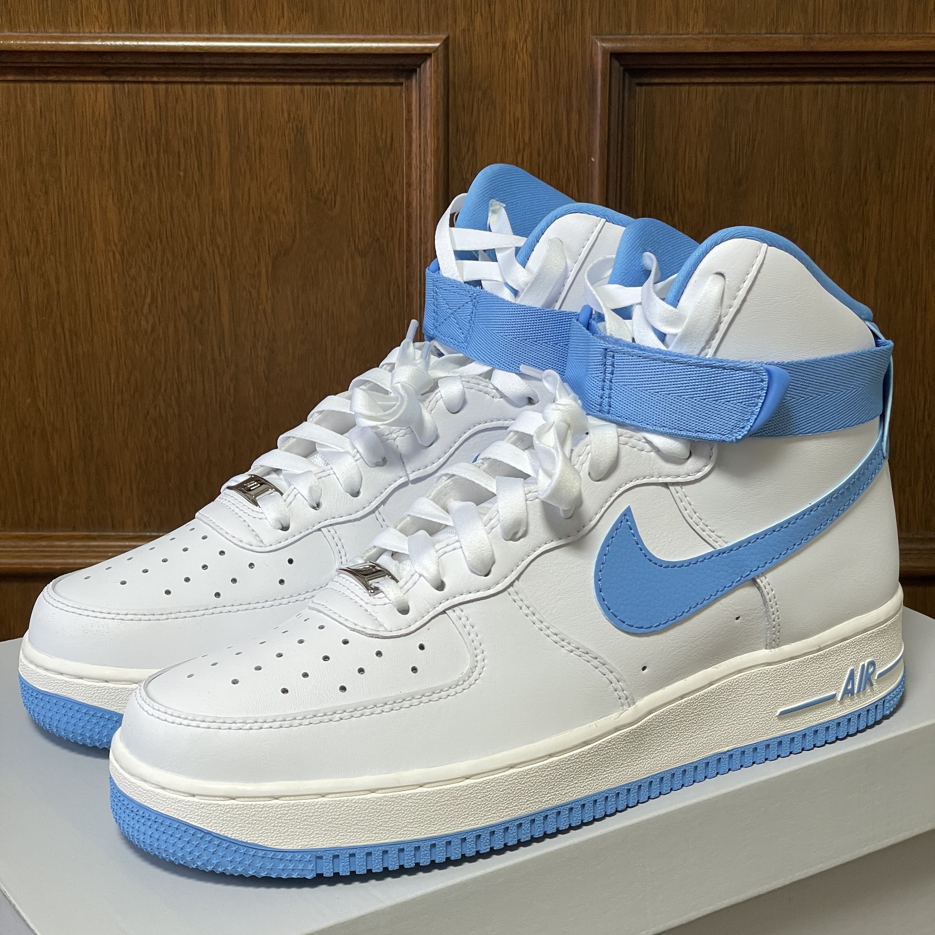 (W) Nike Air Force 1 High OG QS University Blue 착용 스타일 - 2