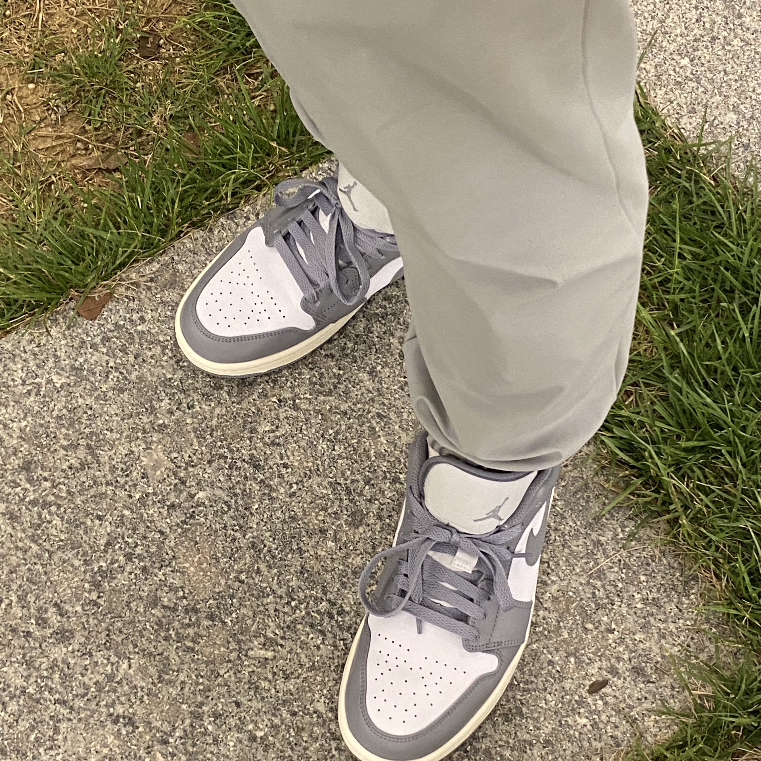 Jordan 1 Low Stealth and White 착용 스타일