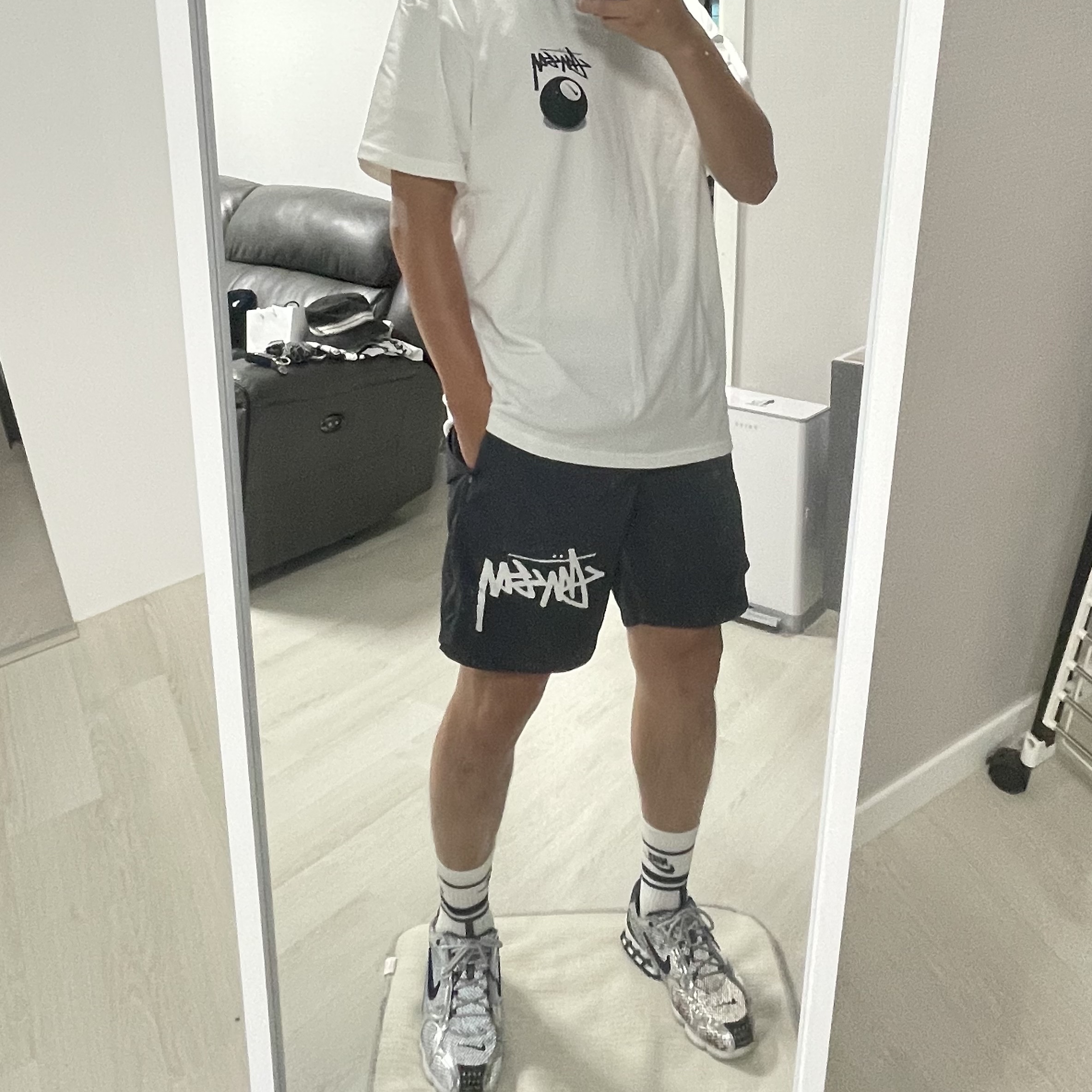 Nike x Stussy NRG FL SS 8 Ball T-Shirt White (DO9322-100), Nike x Stussy Water Shorts Off Noir 착용 스타일 - 1