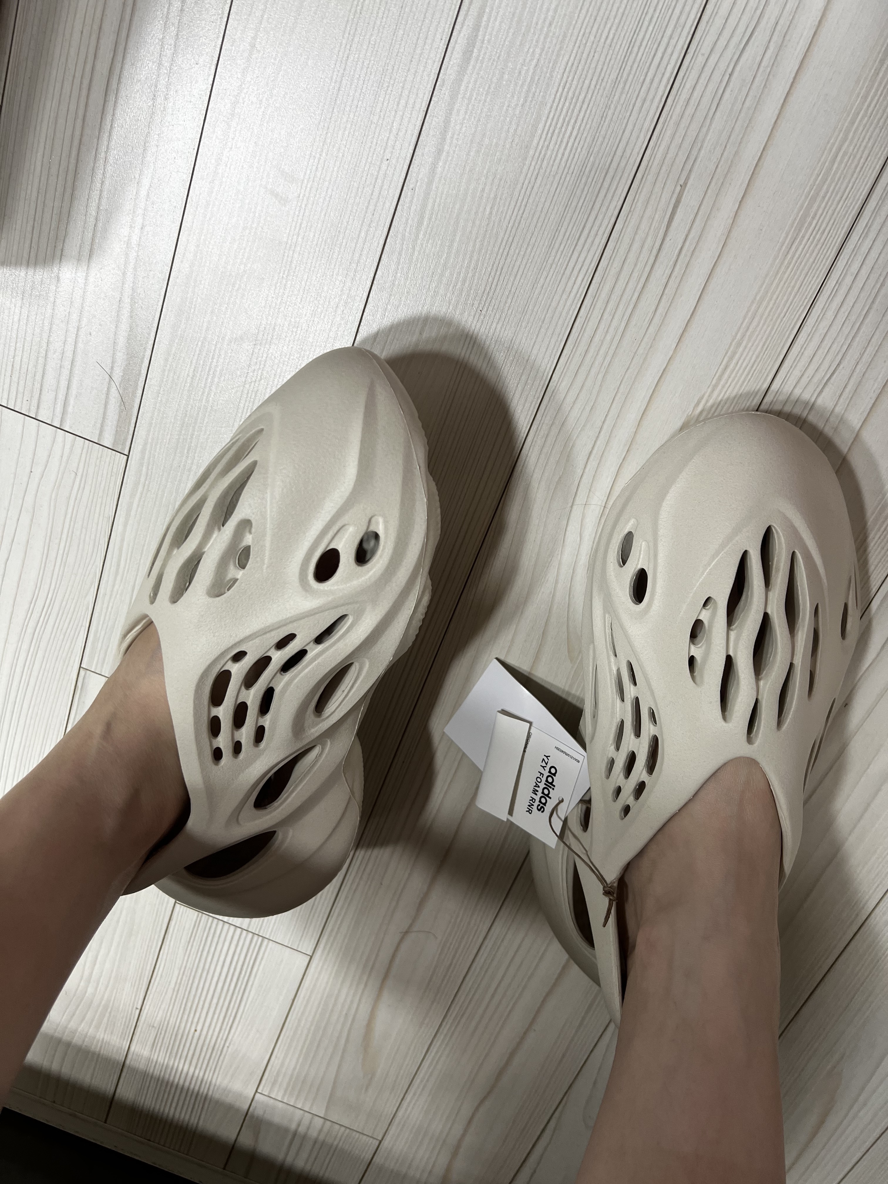 Adidas Yeezy Foam RNNR Sand 착용 스타일 - 2