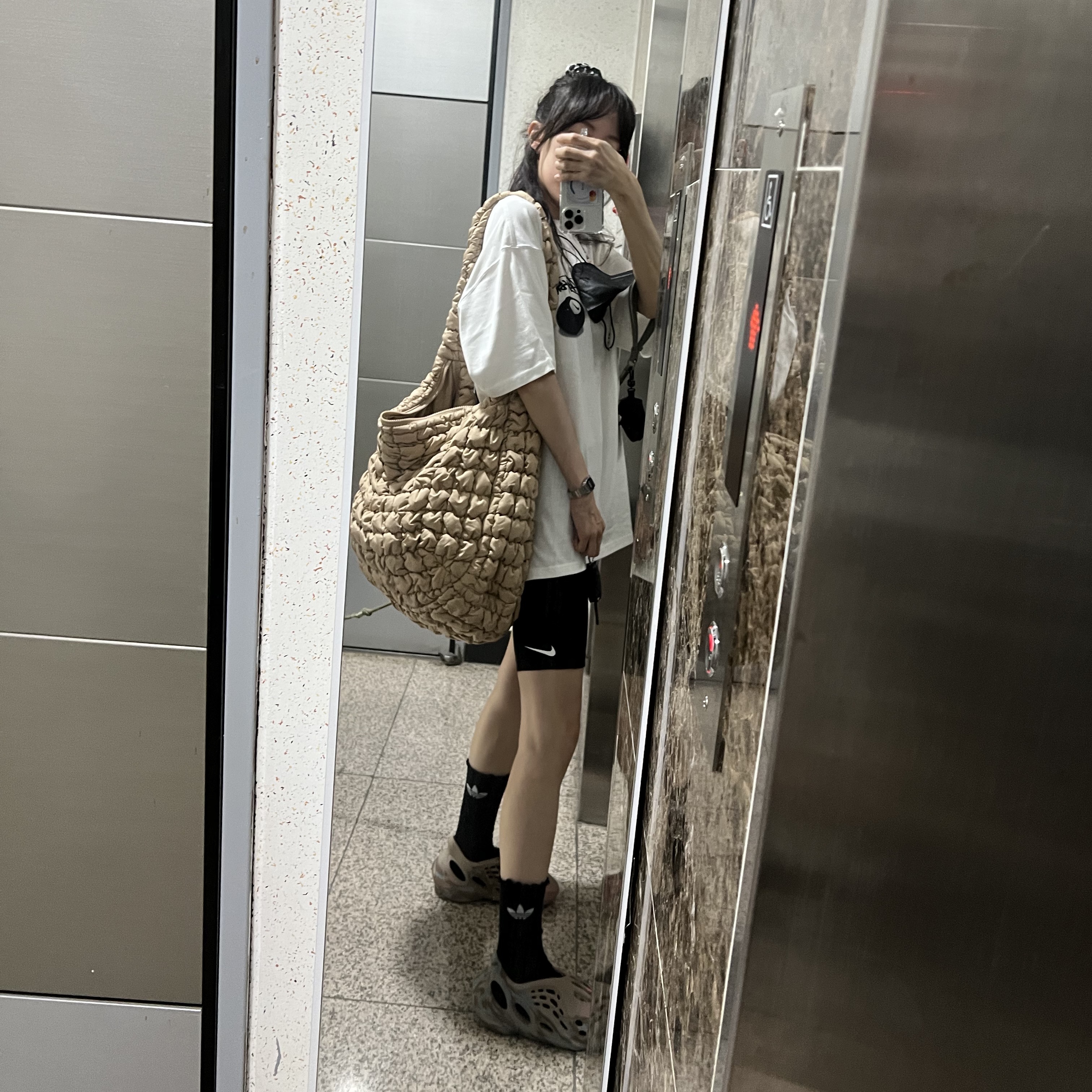 COS Quilted Oversized Shoulder Bag Beige, Nike x Stussy NRG FL SS 8 Ball T-Shirt White (DO9322-100) 착용 스타일