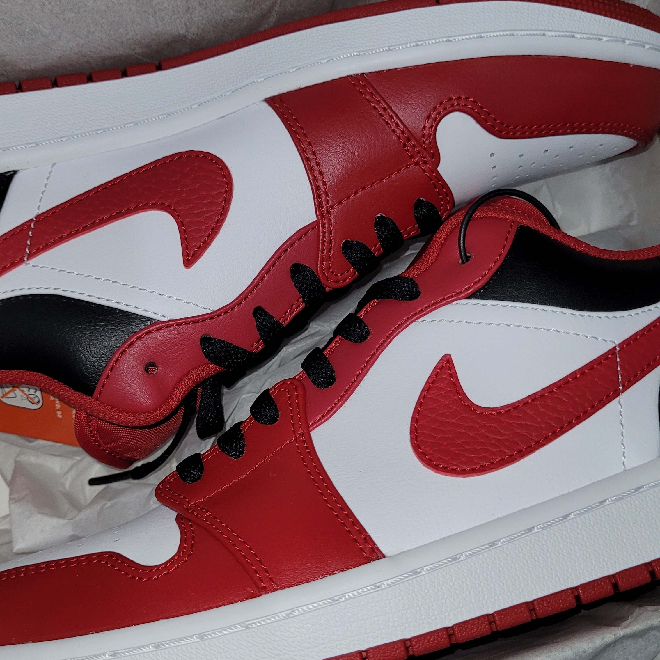 Jordan 1 Low White Gym Red Black 착용 스타일 - 2