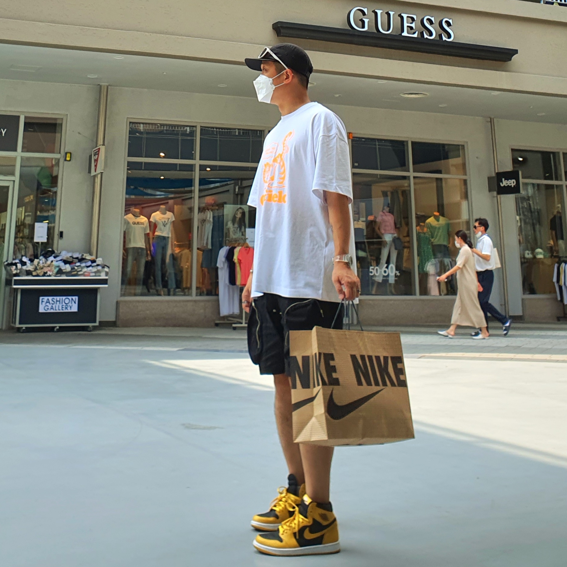 Jordan 1 Retro High OG Pollen, Casio G-Shock GA-2100SKE-7A 착용 스타일 - 3