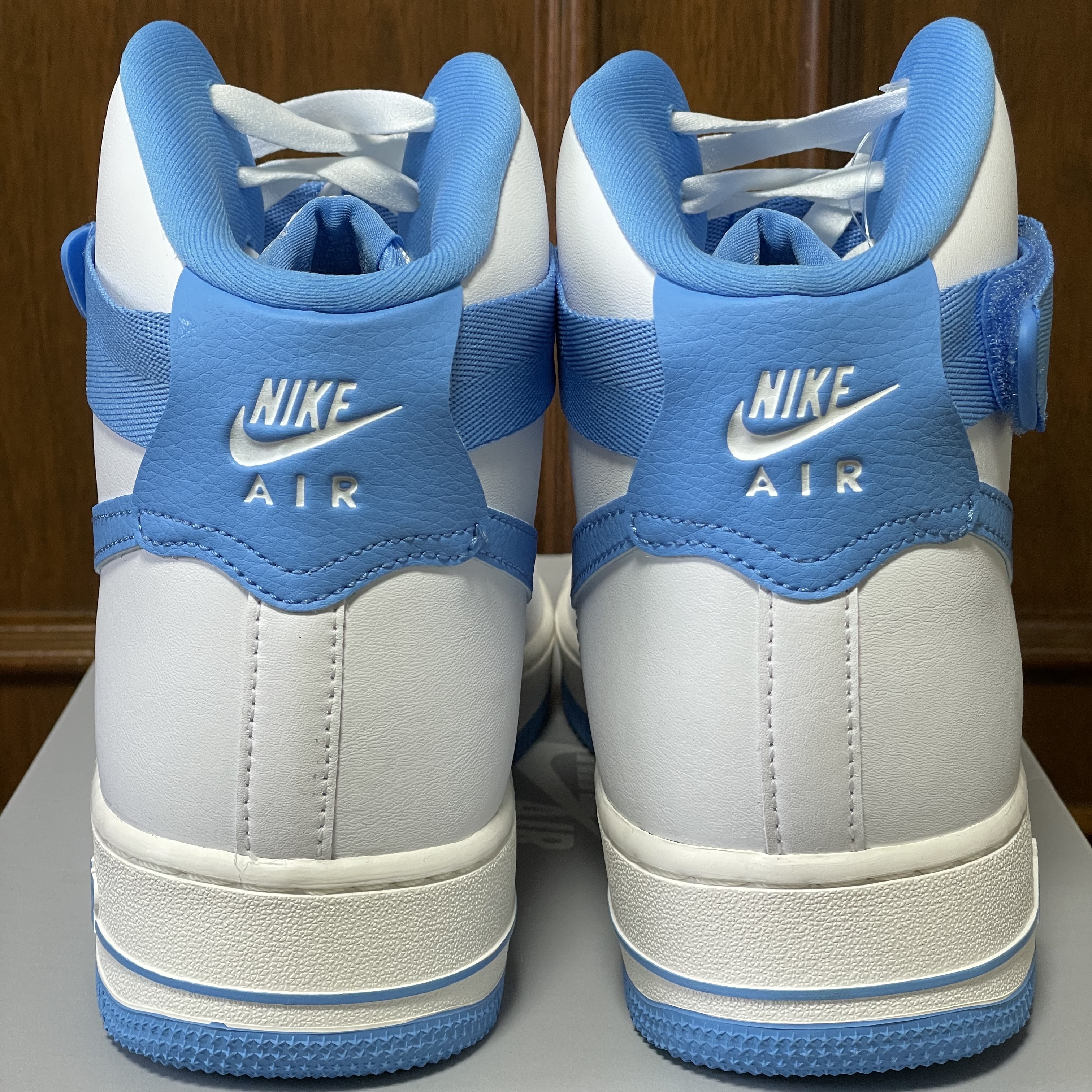 (W) Nike Air Force 1 High OG QS University Blue 착용 스타일 - 4