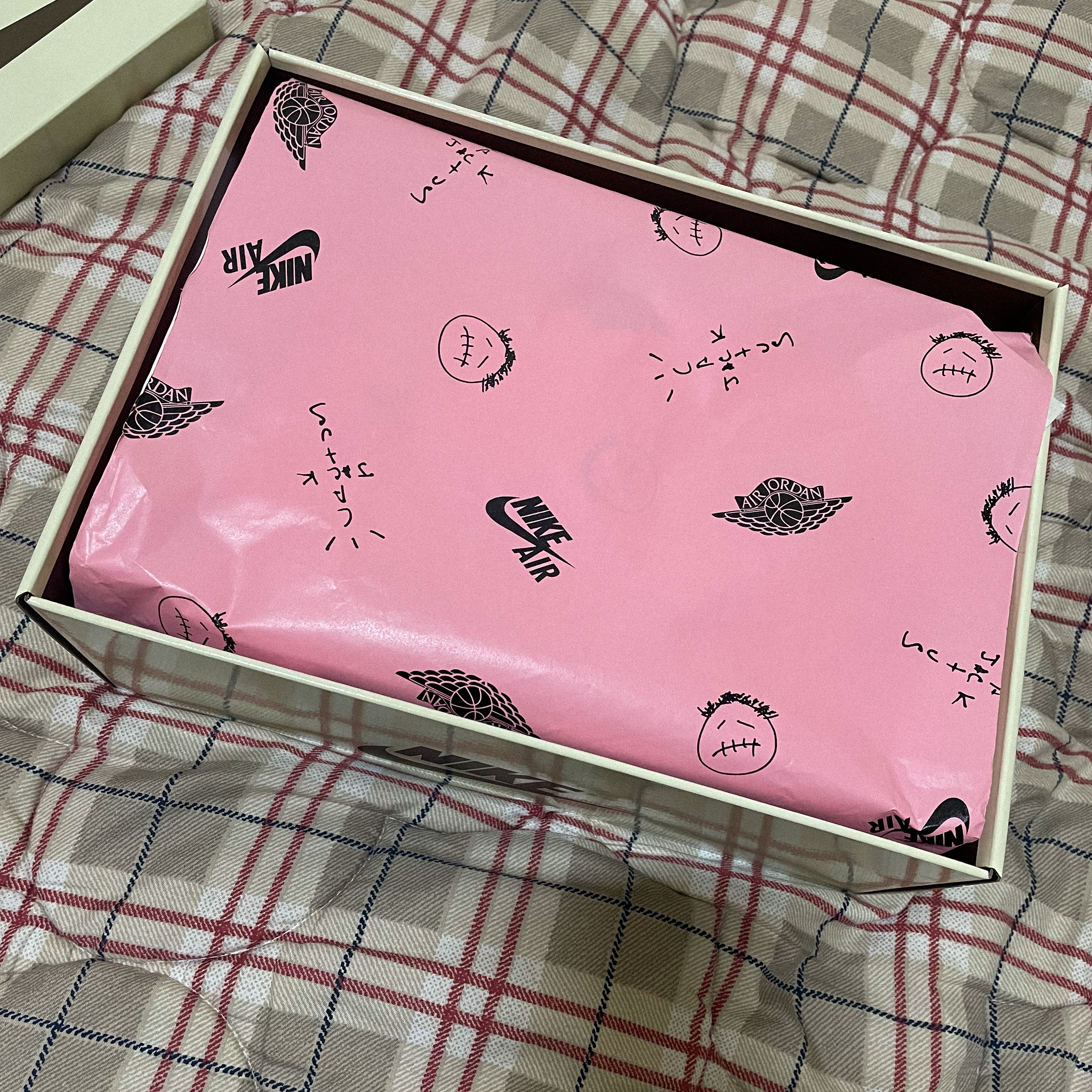 Jordan 1 x Travis Scott Retro Low OG SP Sail and Ridgerock, Off-White x Amore Pacific Protection Box (Without Cosmetics) 착용 스타일 - 3