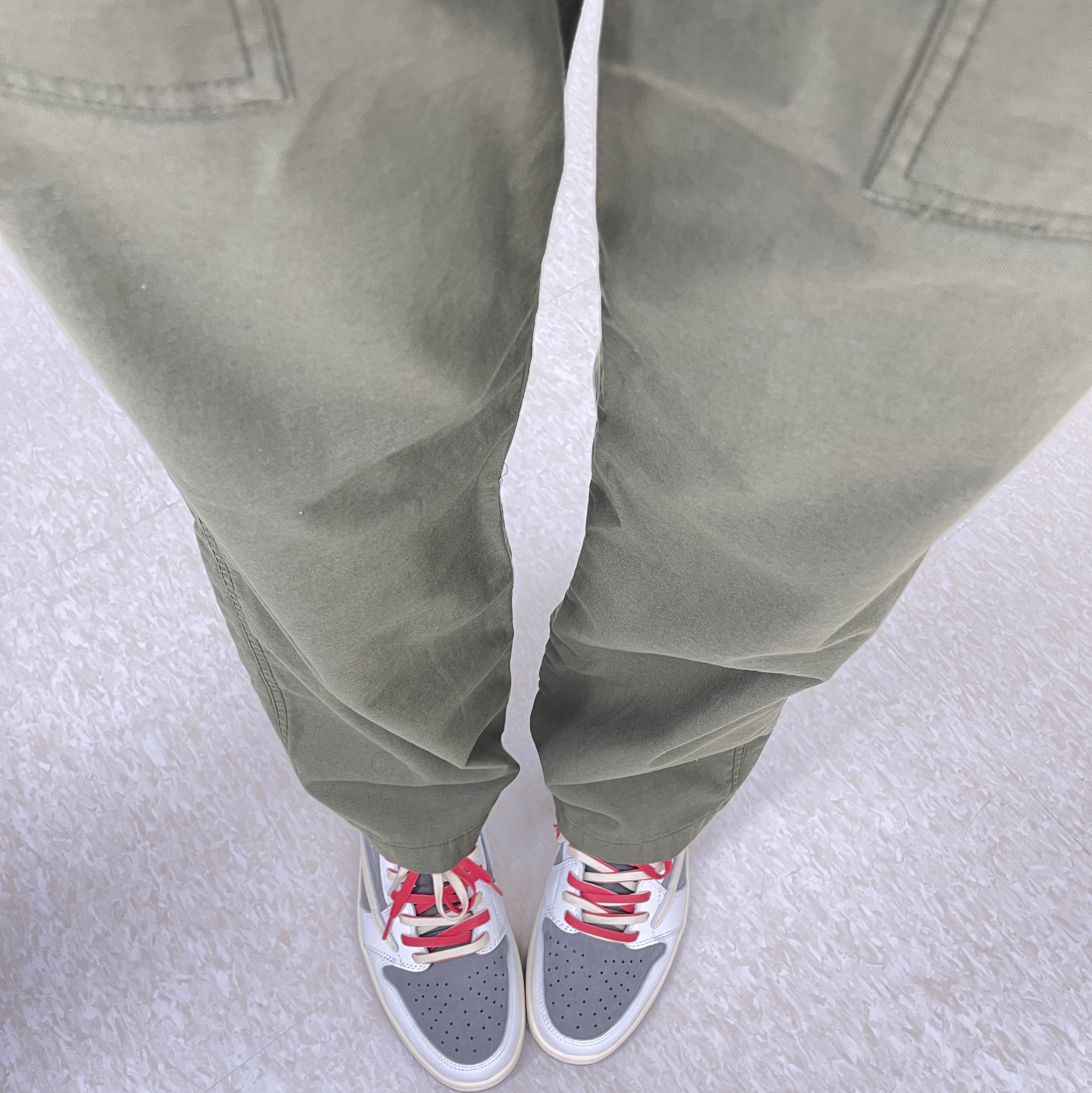 Jordan 1 x Travis Scott Retro Low OG SP Sail and Ridgerock 착용 스타일 - 1