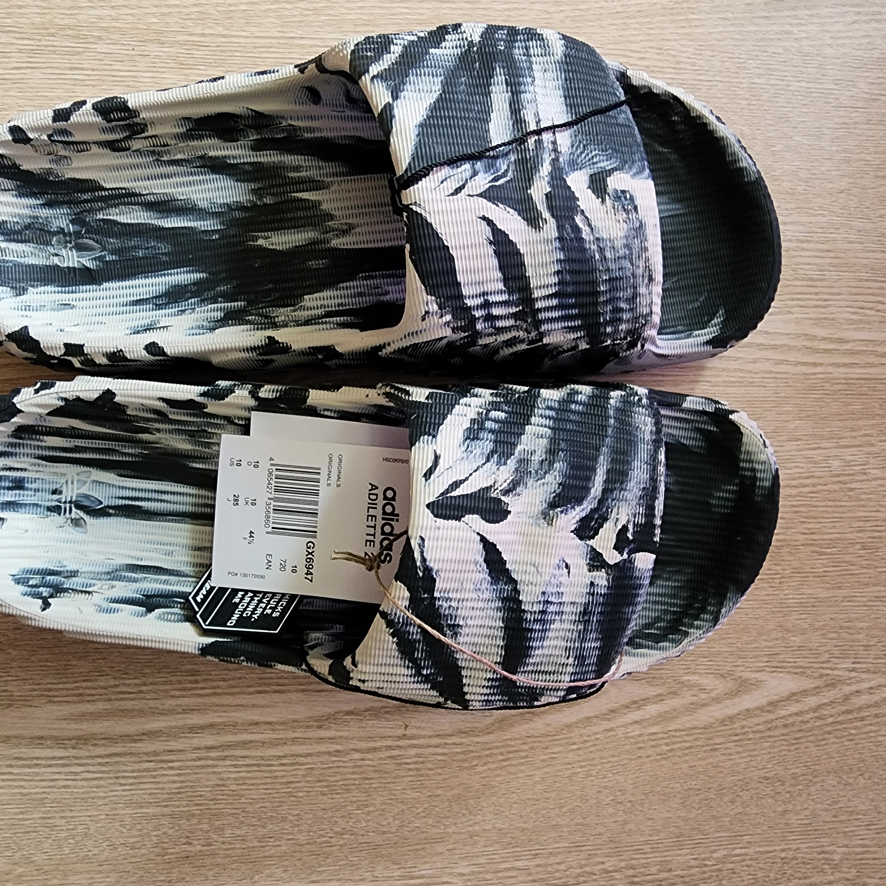 Adidas Adilette 22 Carbon Aluminium 착용 스타일 - 1