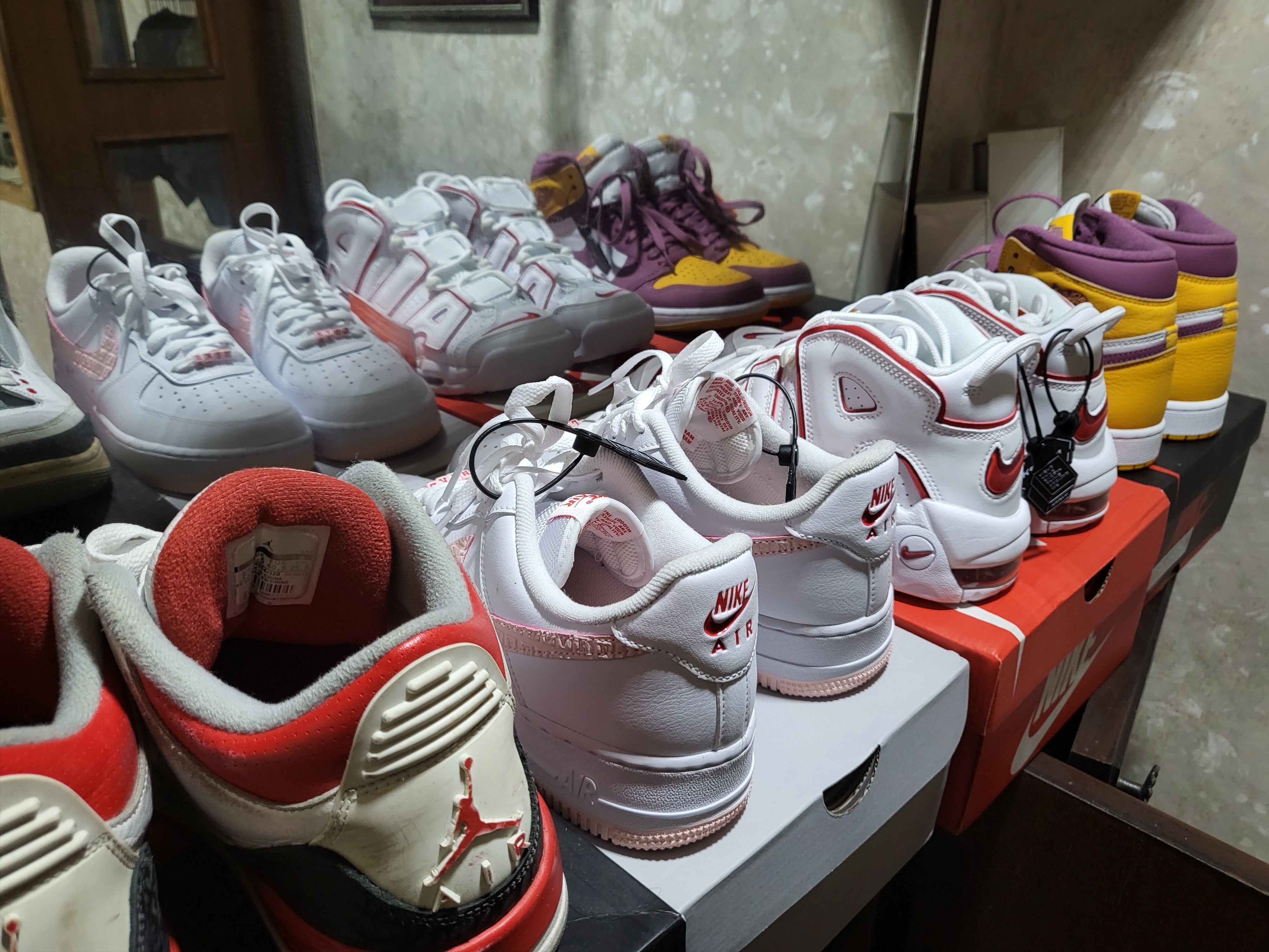 Jordan 3 Retro Fire Red 2013, Nike Air Force 1 '07 Valentine's Day 2022 착용 스타일 - 1