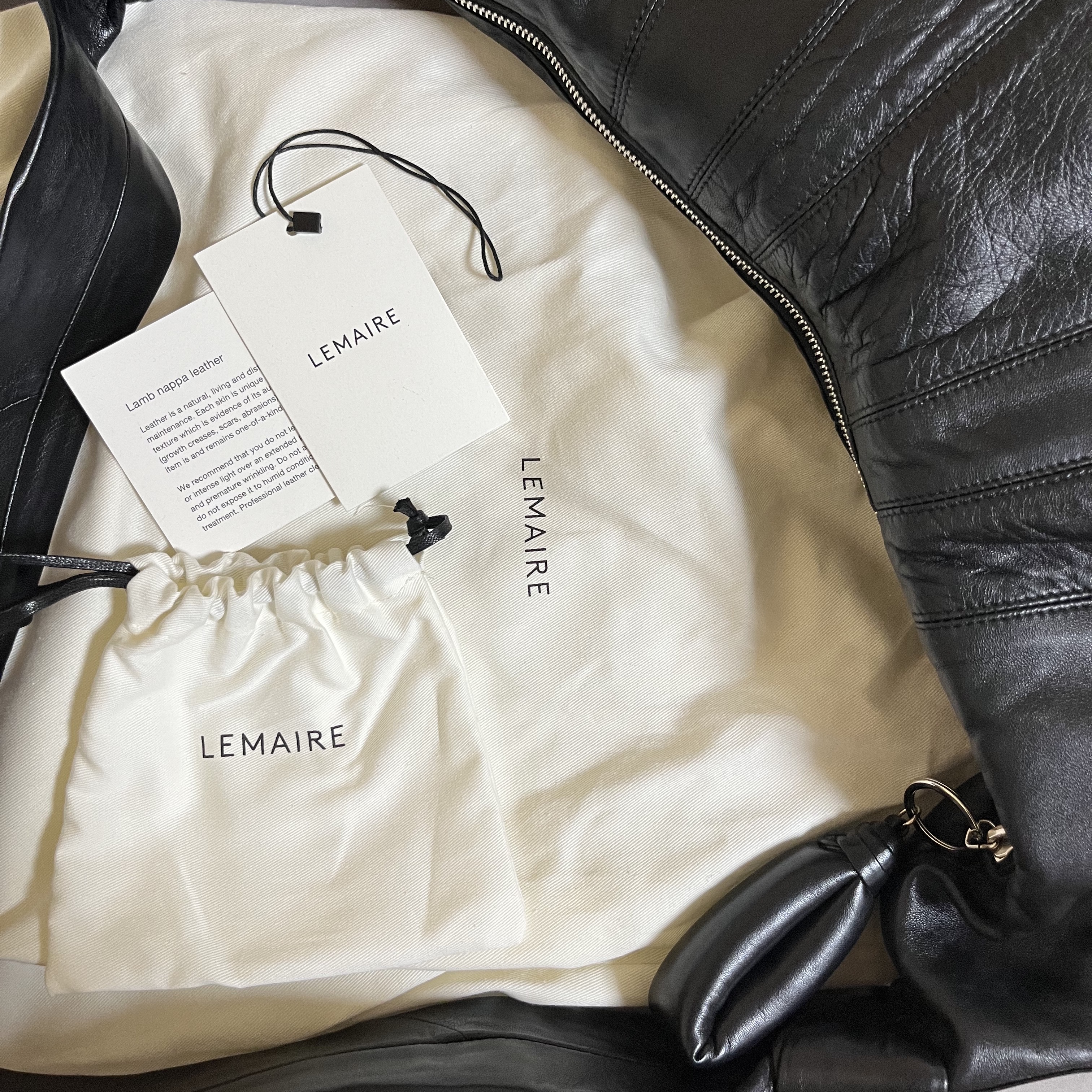 Lemaire Large Croissant Bag Soft Nappa Leather Black 착용 스타일