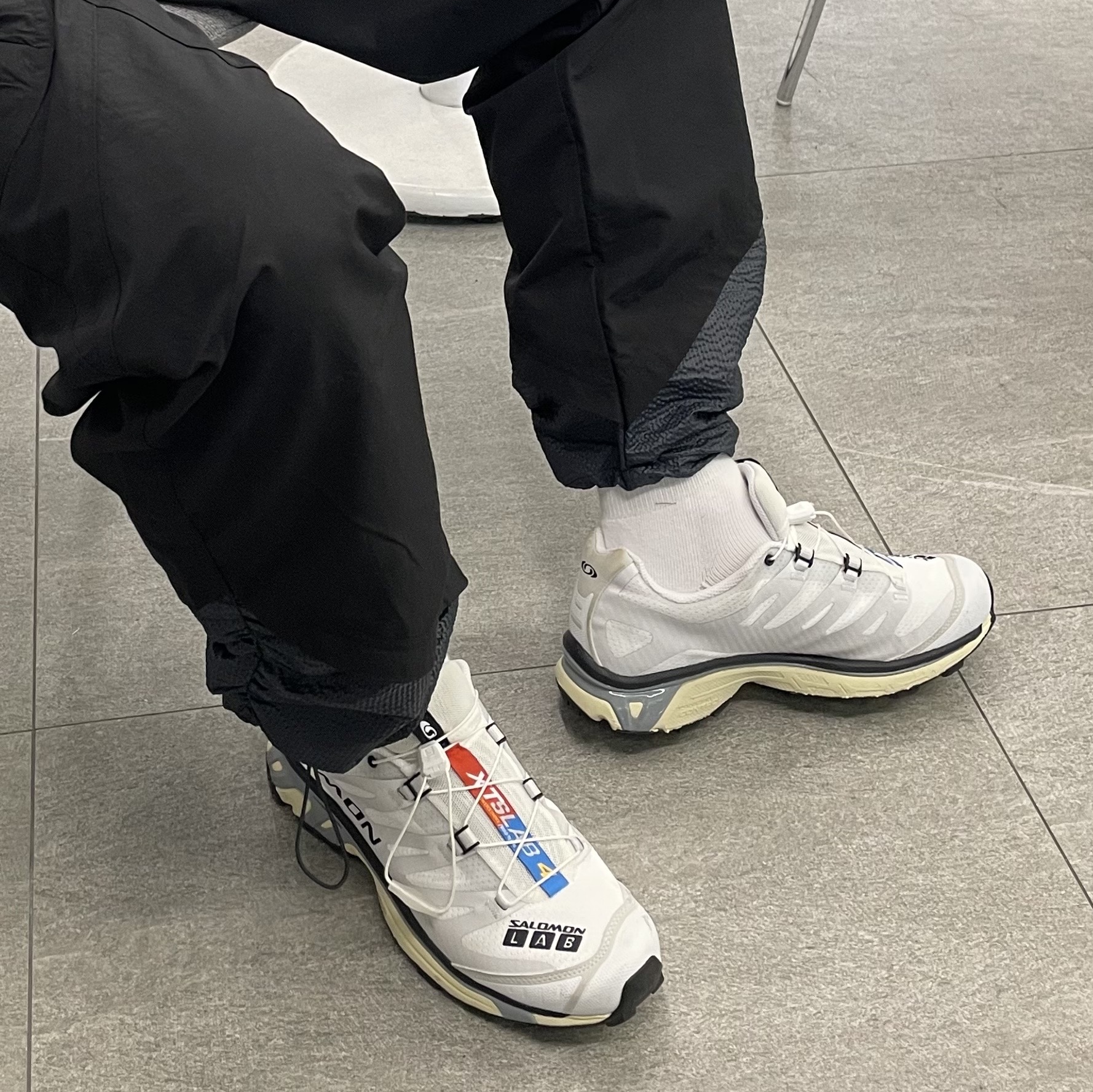 Salomon XT-4 White Lunar Rock 착용 스타일