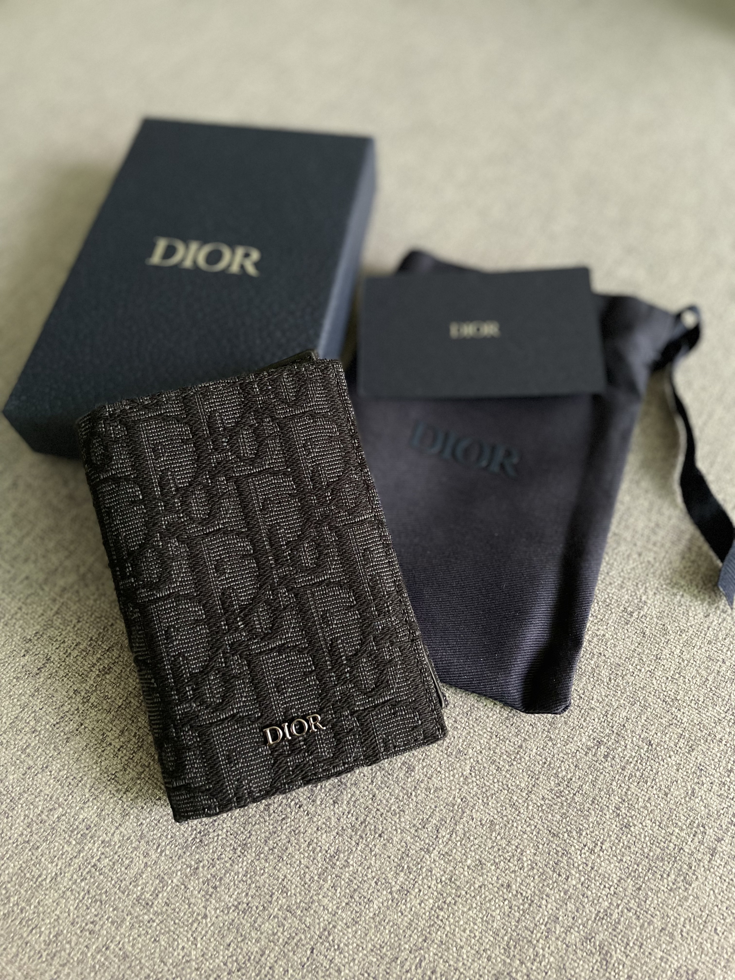 Dior Bi-Fold Card Holder Black Dior Oblique Jacquard 착용 스타일