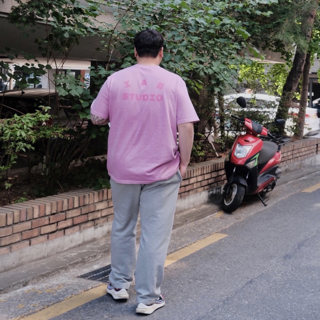 Nike x Sacai VaporWaffle String & Black Villain Red, IAB Studio Pigment T-Shirt Magenta 착용 스타일 - 1