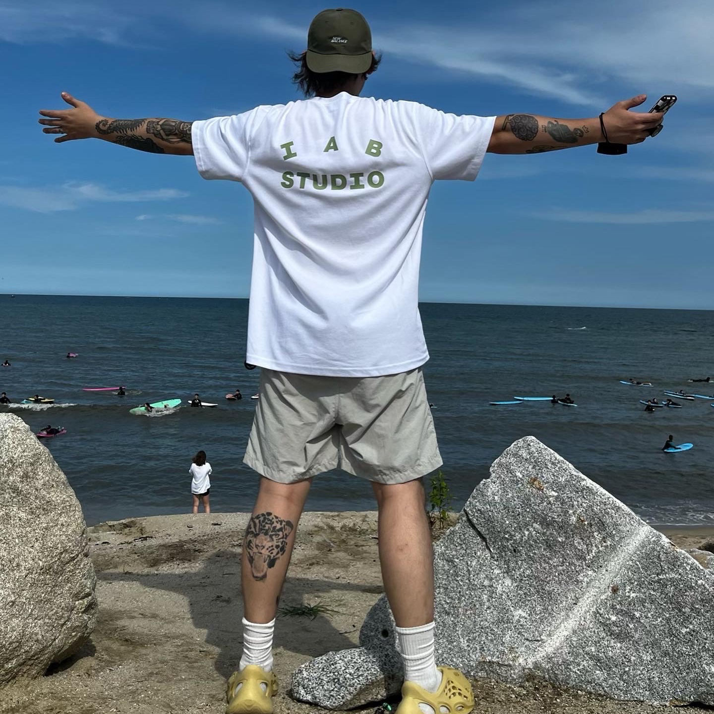 Adidas Yeezy Foam RNNR Sulfur, IAB Studio T-Shirt White Light Green 착용 스타일 - 1