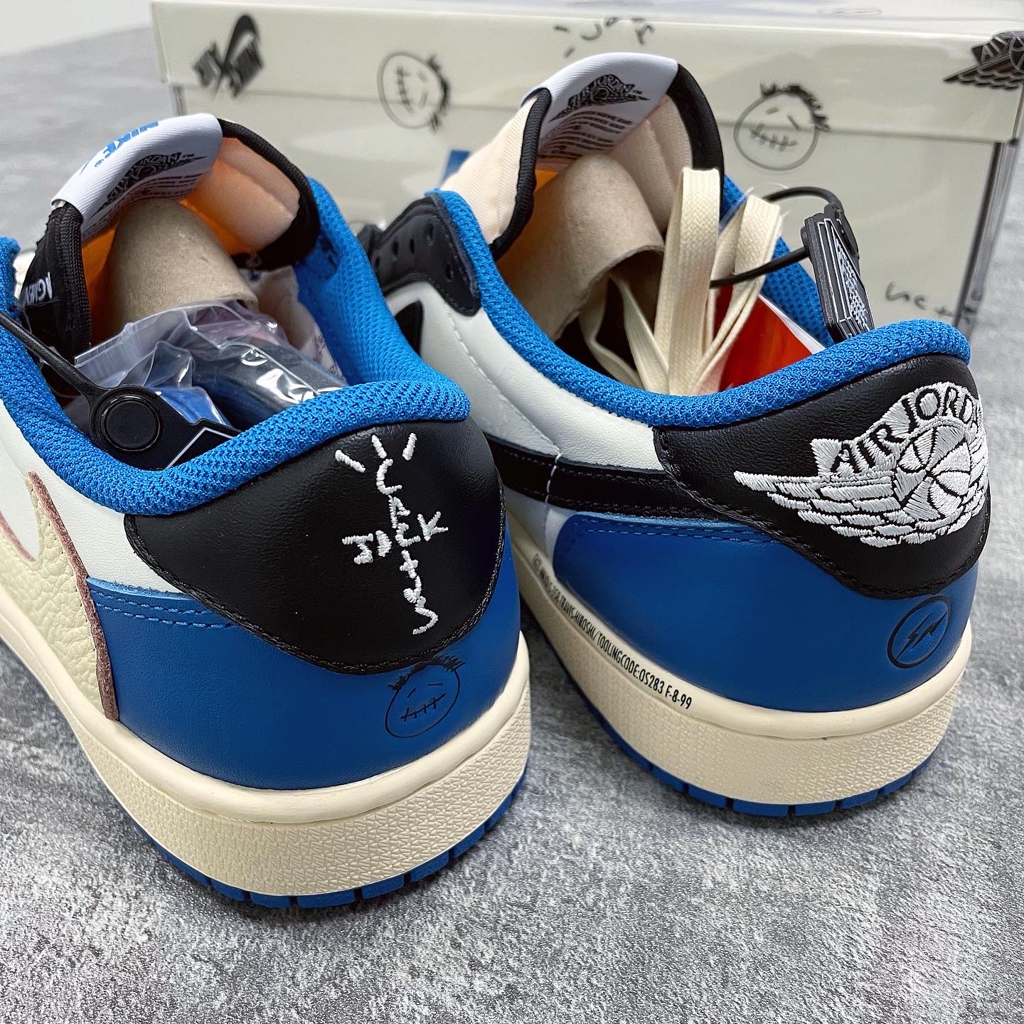 Jordan 1 x Travis Scott x Fragment Retro Low OG SP Military Blue 착용 스타일 - 5