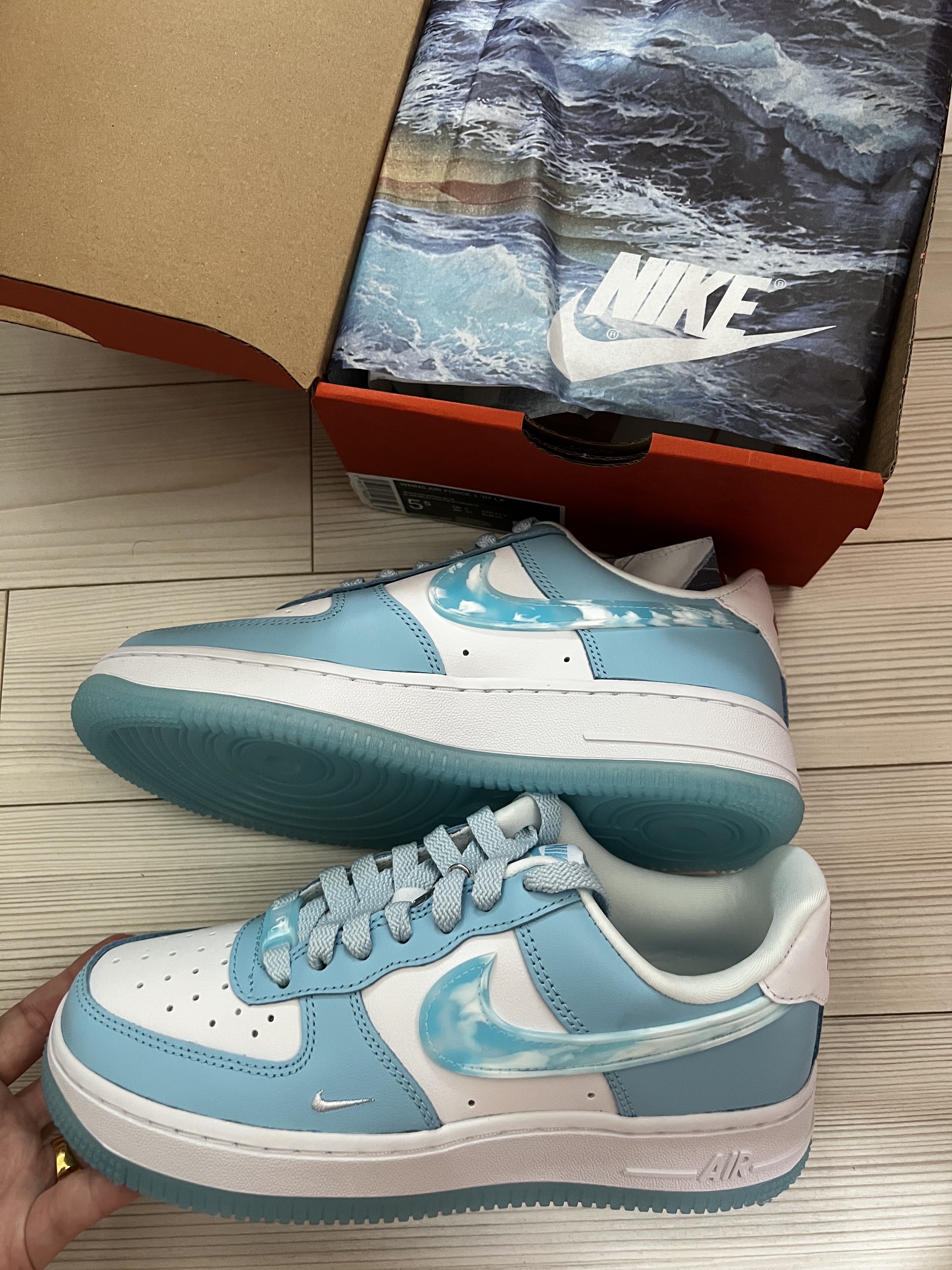 (W) Nike Air Force 1 '07 LX Celestine Blue 착용 스타일 - 1