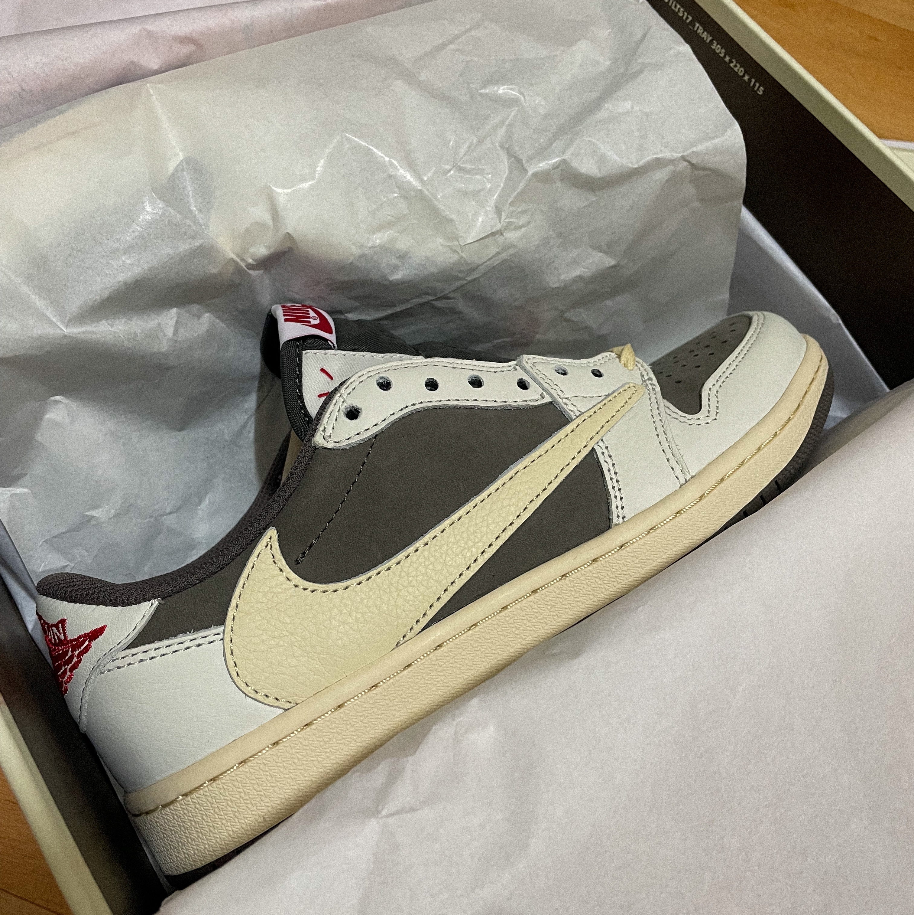 Jordan 1 x Travis Scott Retro Low OG SP Sail and Ridgerock, Off-White x Amore Pacific Protection Box (Without Cosmetics) 착용 스타일 - 4