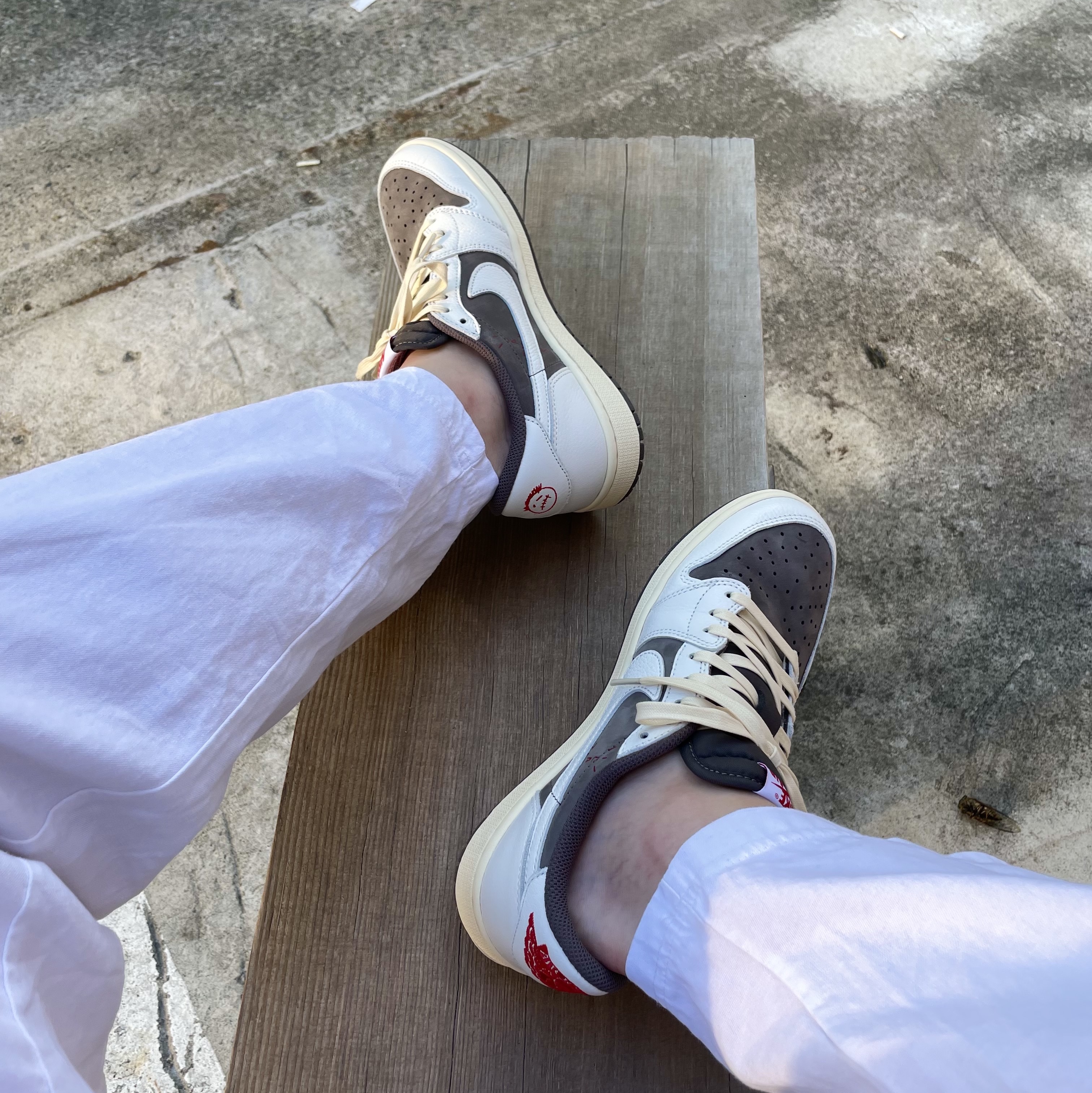 Jordan 1 x Travis Scott Retro Low OG SP Sail and Ridgerock 착용 스타일