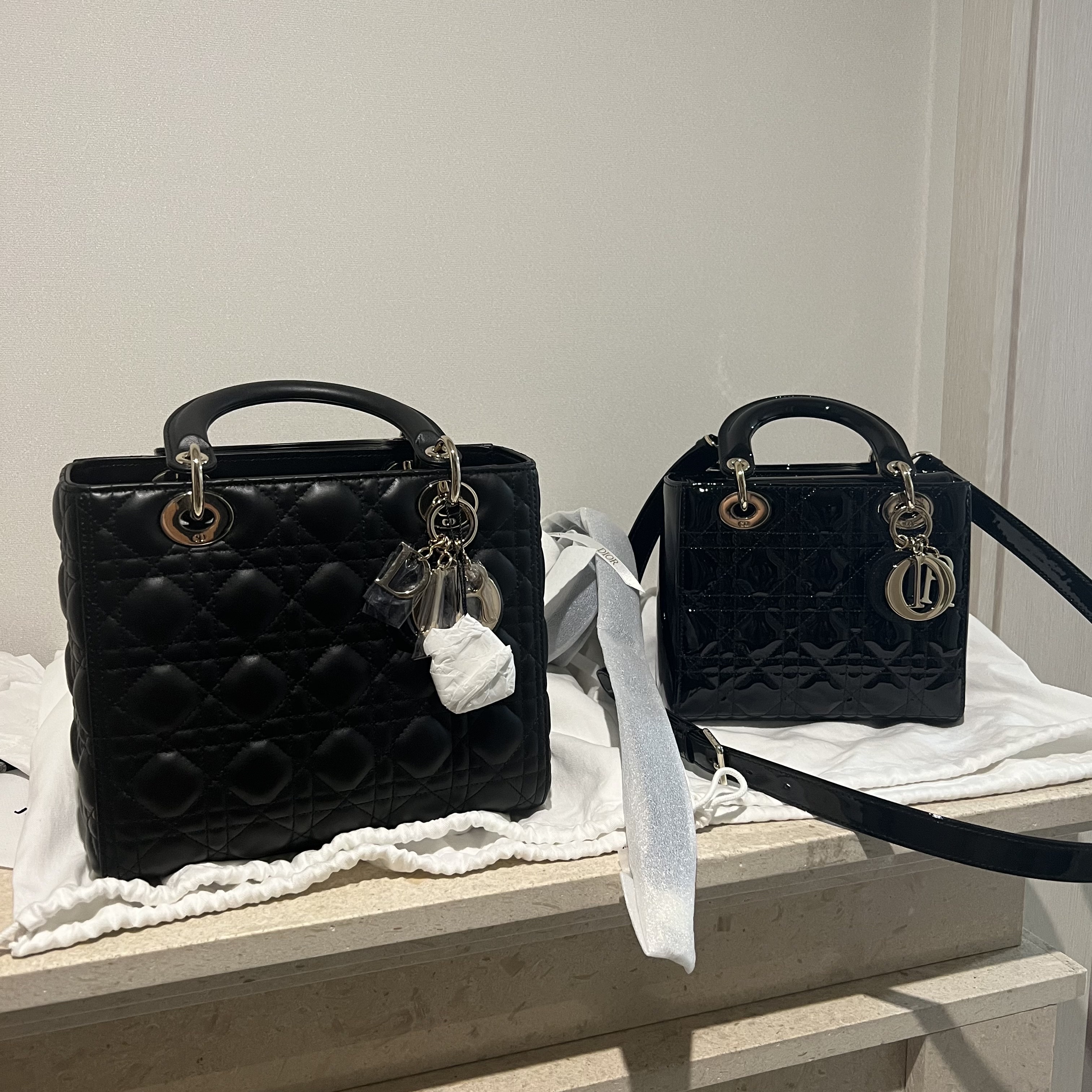 Dior Medium Lady Bag Cannage Lambskin Black Gold, Dior Small Lady Bag Patent Cannage Calfskin Black Pale Gold 착용 스타일