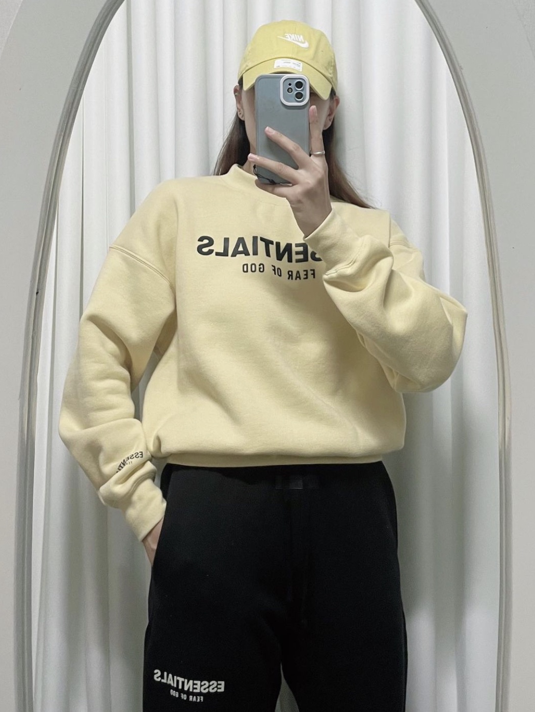 (Kids) Essentials Logo Print Pullover Crewneck Sweatshirt Garden Glove - Mr. Porter Exclusive 착용 스타일 - 1