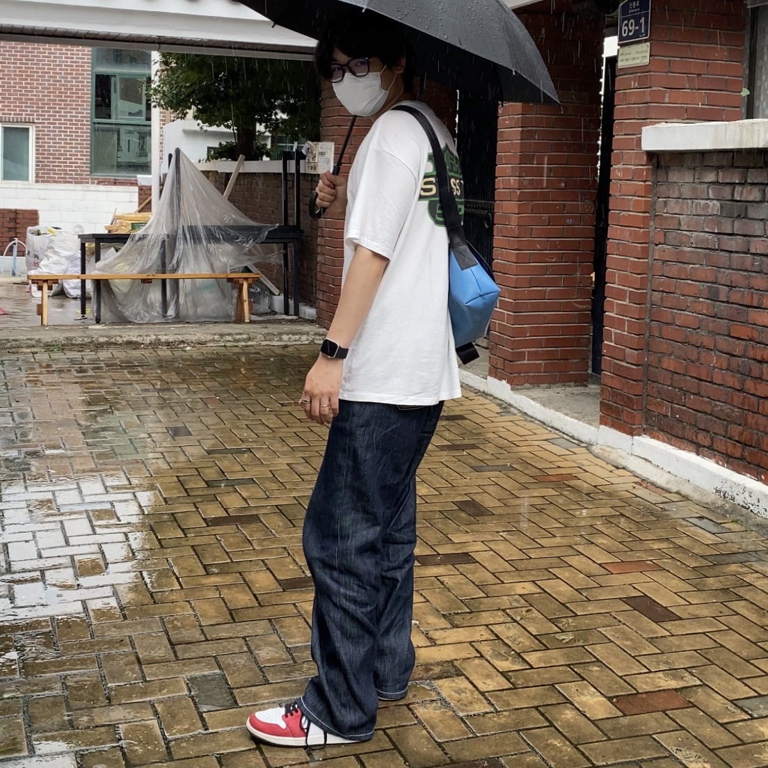 Jordan 1 Retro High Spider-Man Origin Story, Stussy x Our Legacy Badge T-Shirt Natural 착용 스타일