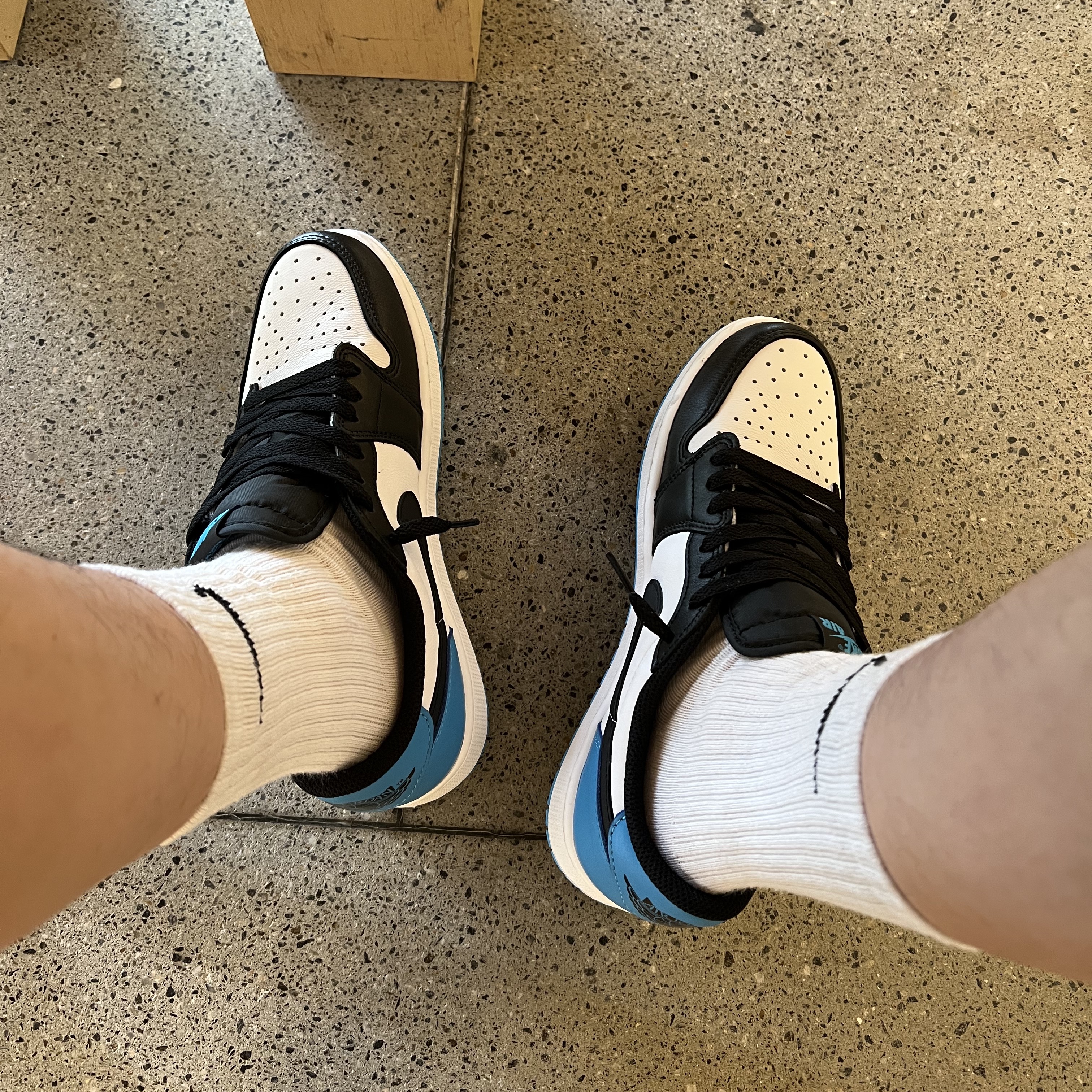 Jordan 1 Retro Low OG Black and Dark Powder Blue 착용 스타일